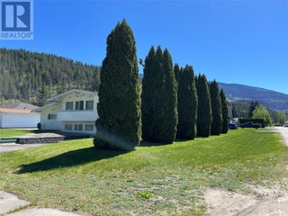 441 Oak Avenue. Sicamous, British Columbia