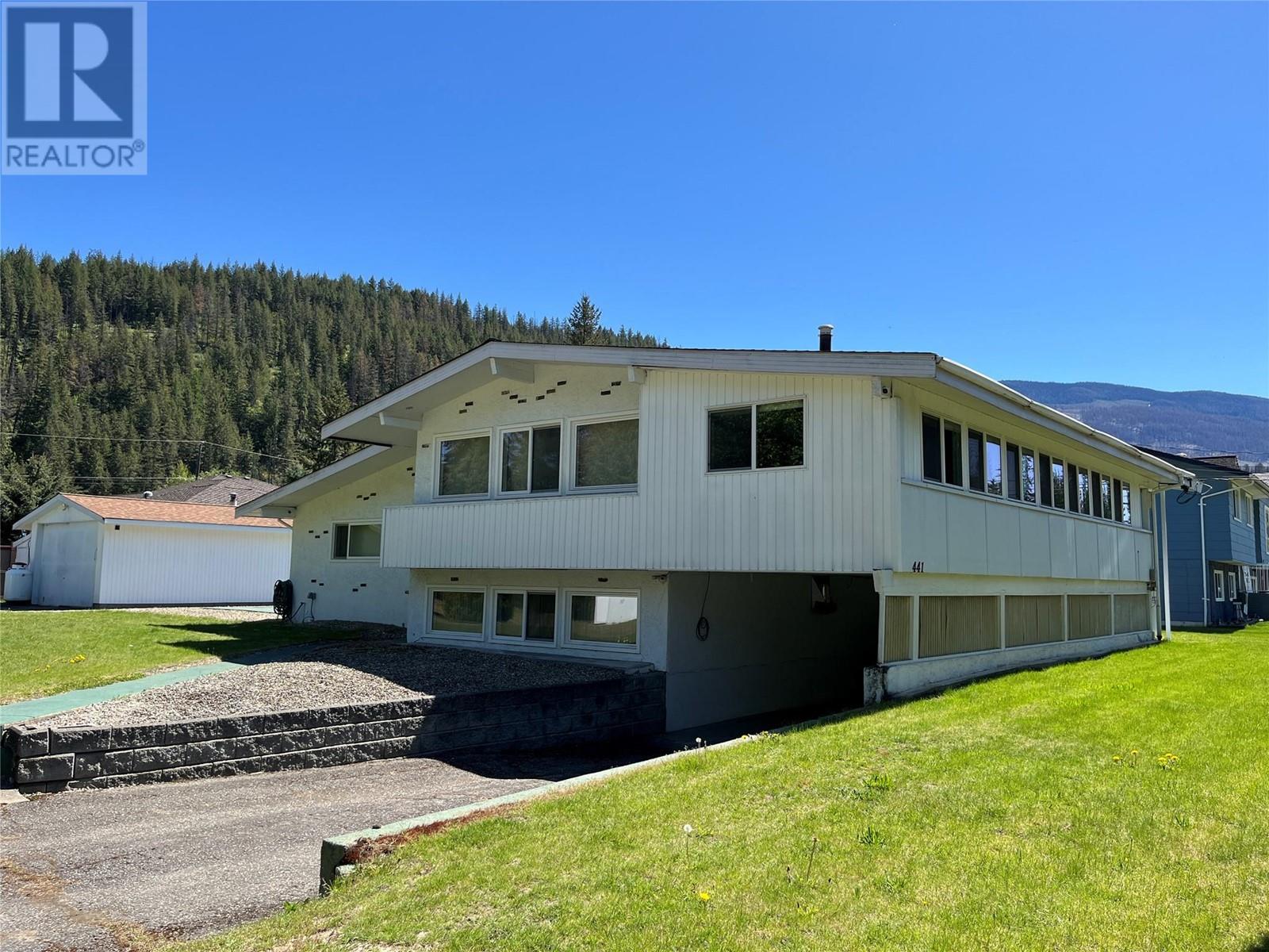 441 Oak Avenue. Sicamous, British Columbia