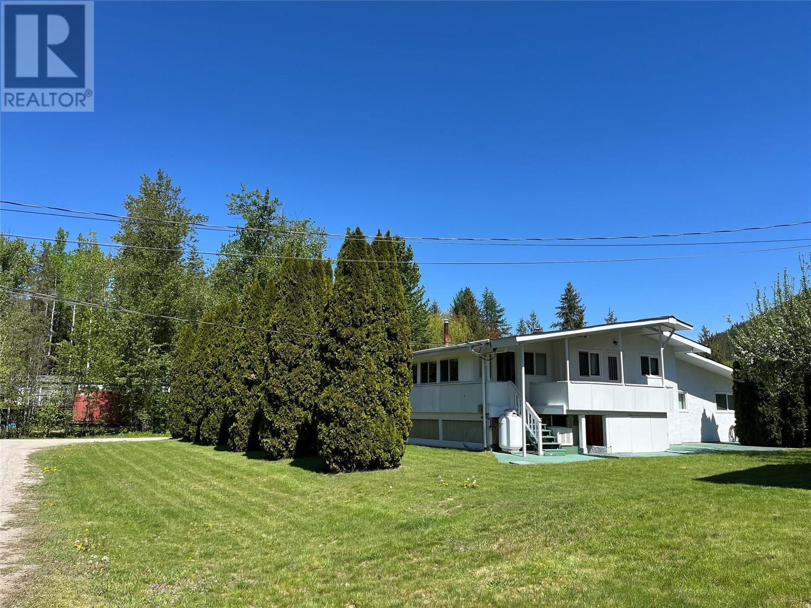 441 Oak Avenue. Sicamous, British Columbia