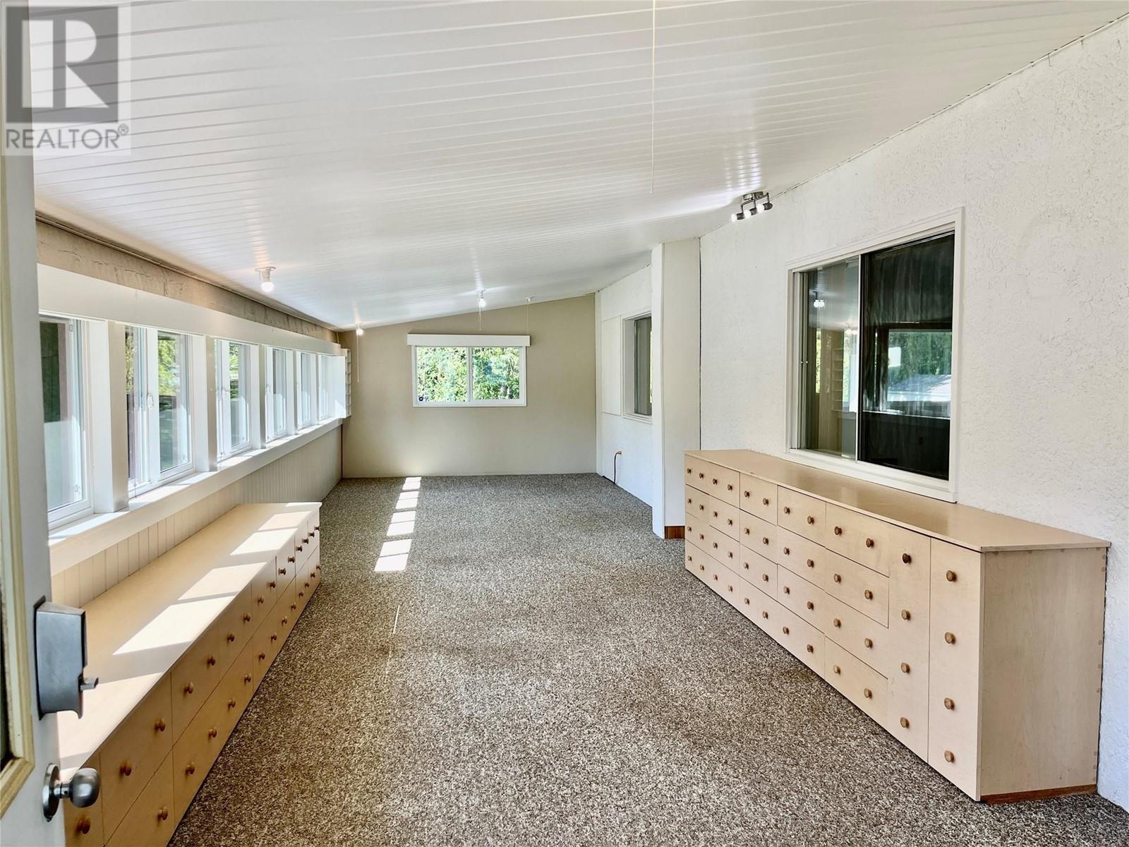 441 Oak Avenue. Sicamous, British Columbia