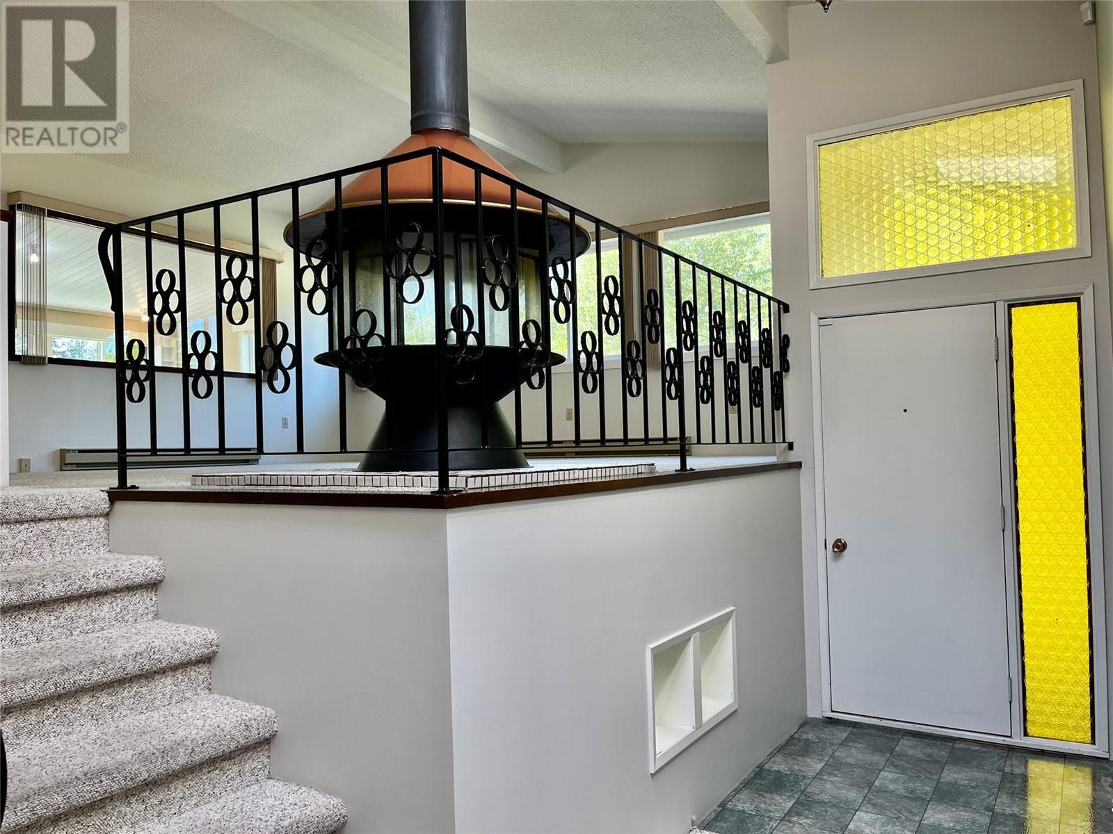 441 Oak Avenue. Sicamous, British Columbia