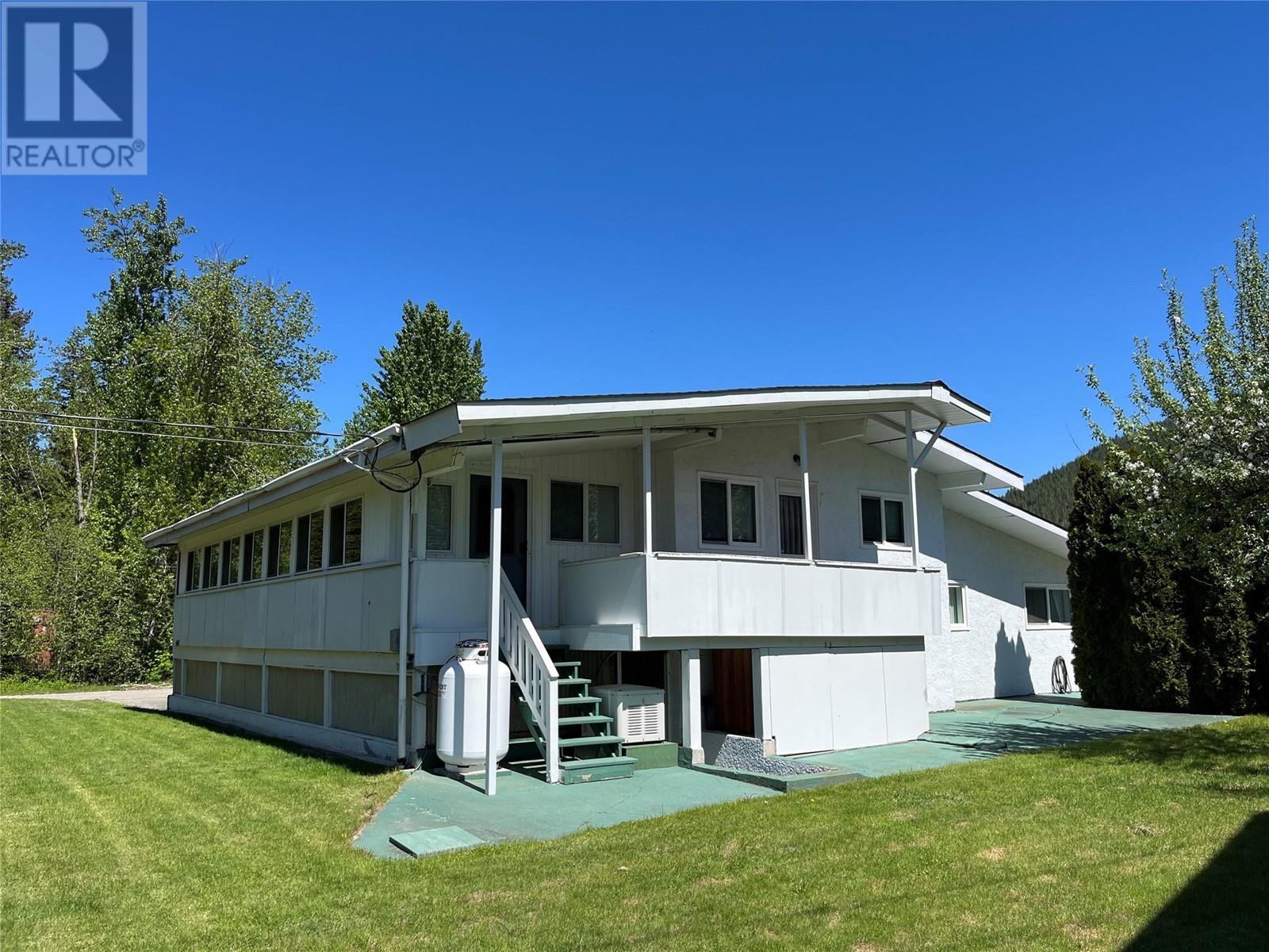 441 Oak Avenue. Sicamous, British Columbia