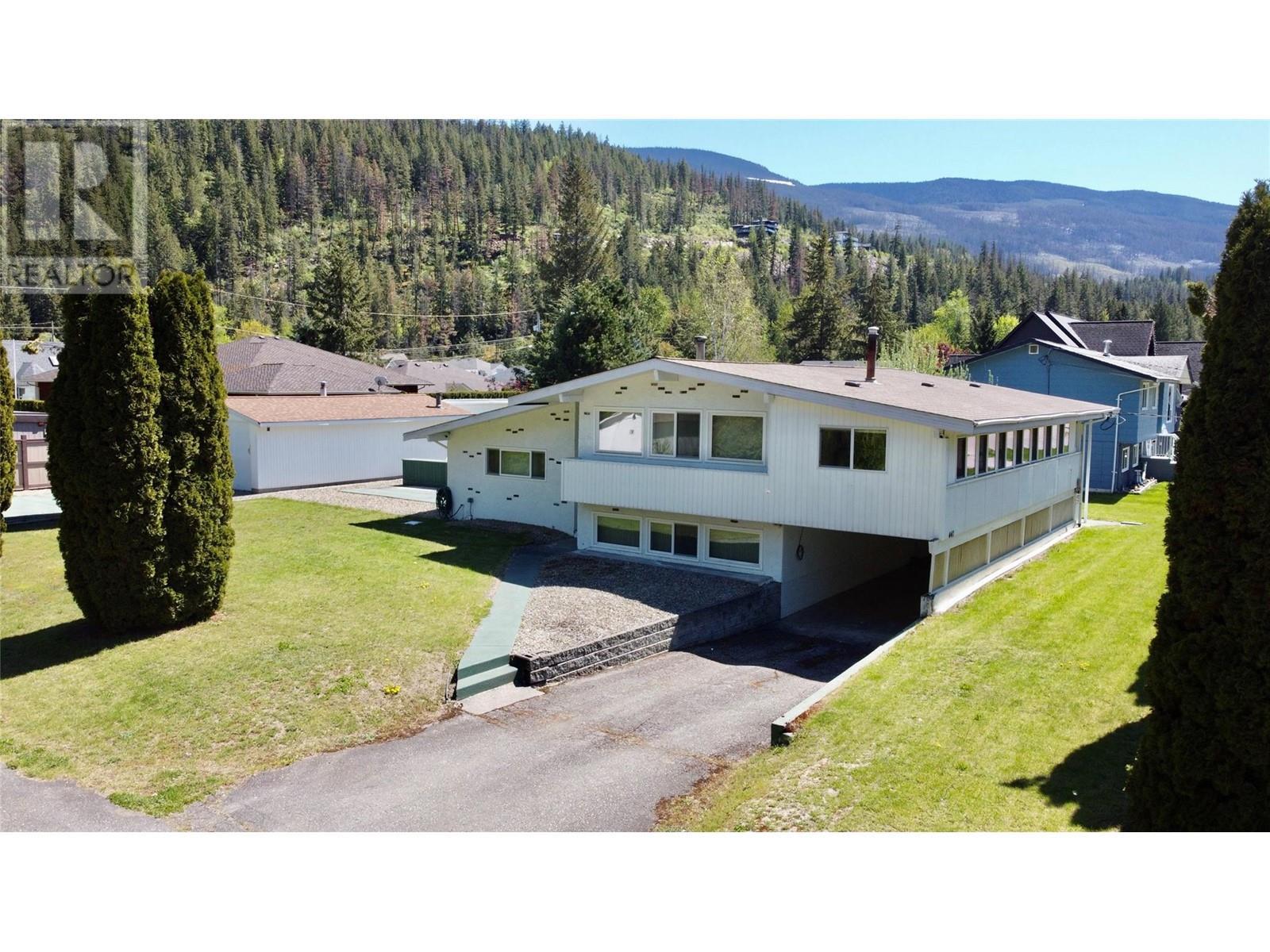 441 Oak Avenue. Sicamous, British Columbia
