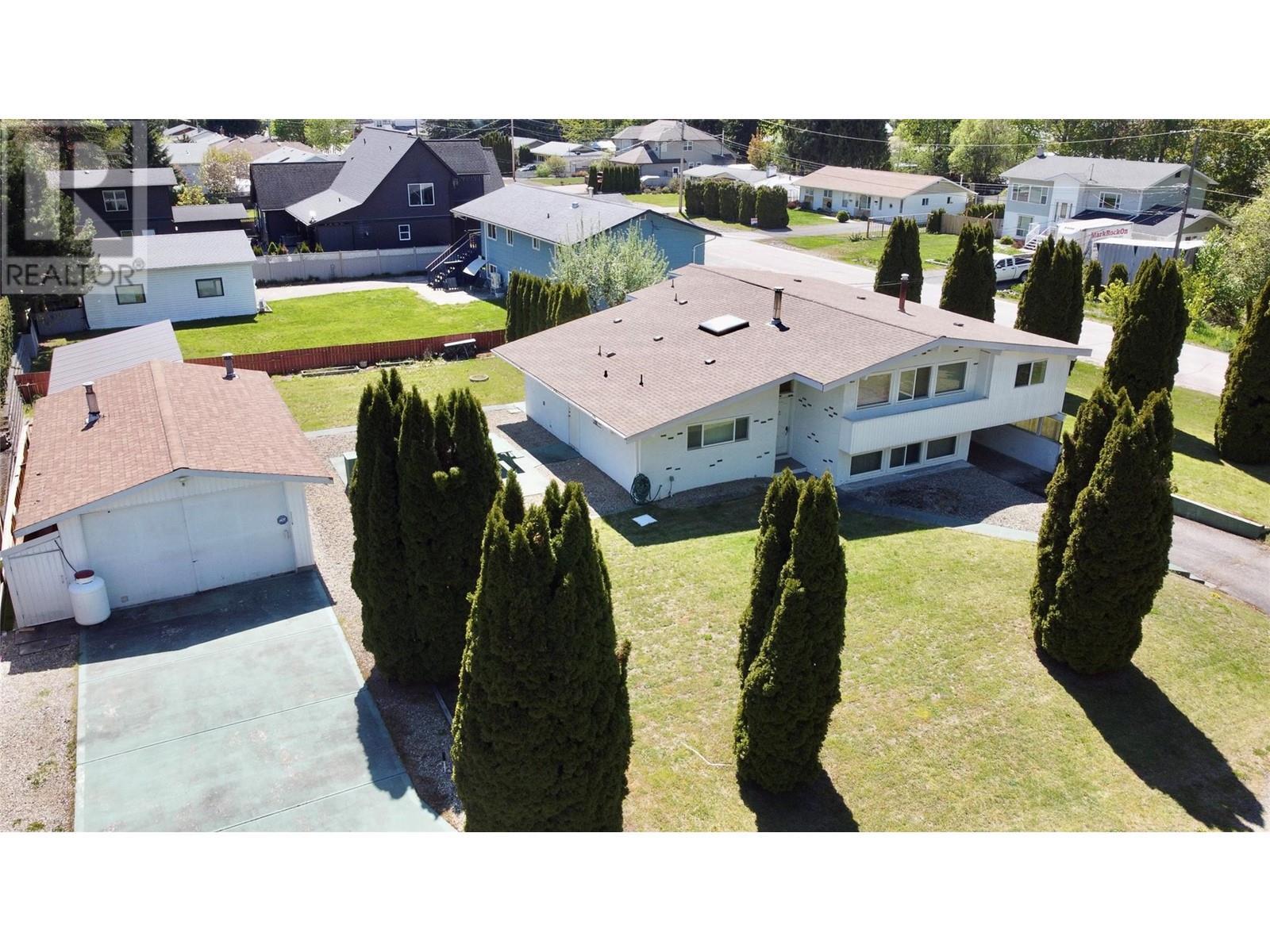 441 Oak Avenue. Sicamous, British Columbia