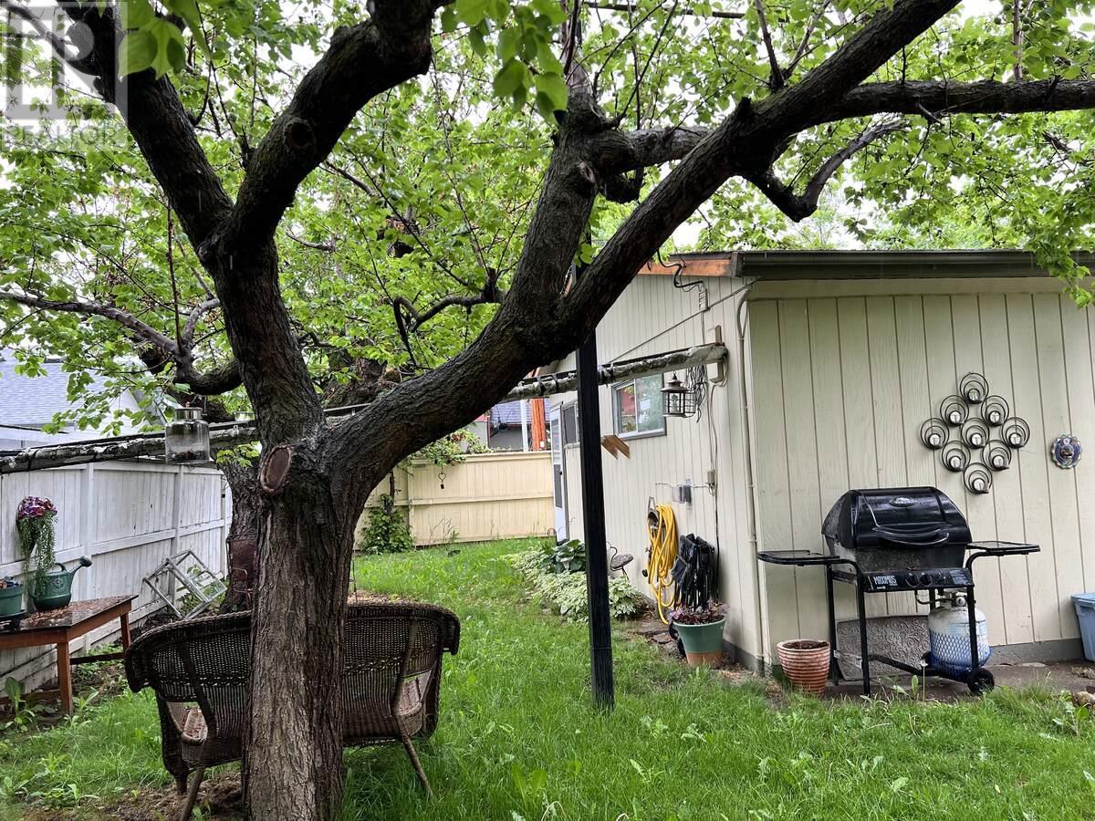 864 Lawson Avenue. Kelowna, British Columbia