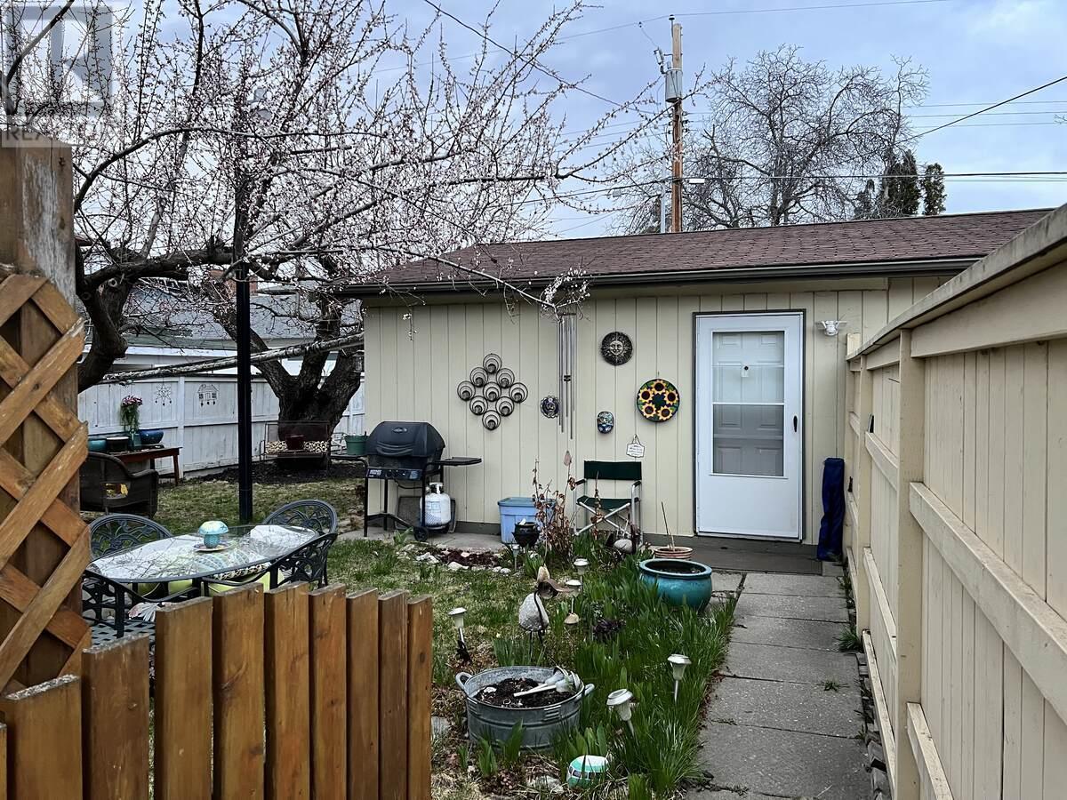 864 Lawson Avenue. Kelowna, British Columbia