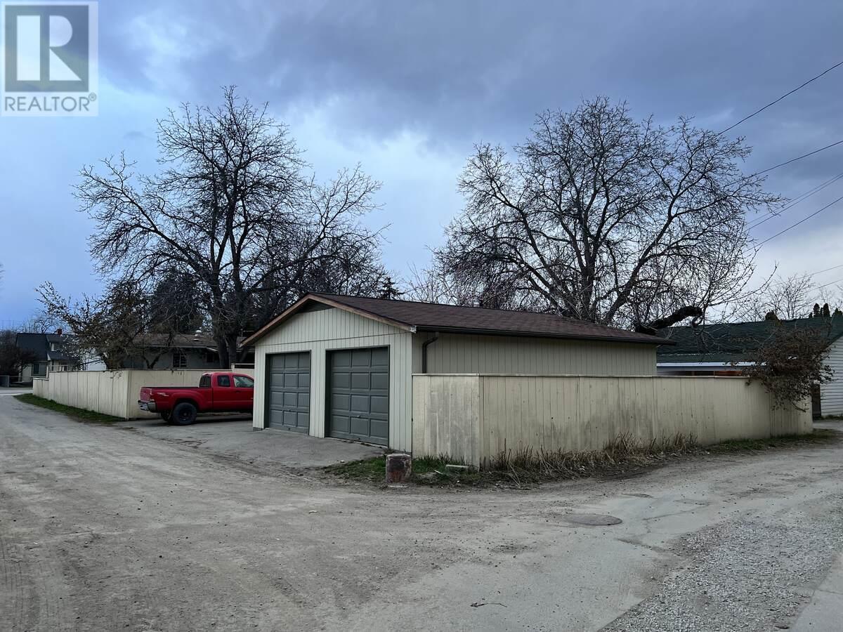 864 Lawson Avenue. Kelowna, British Columbia