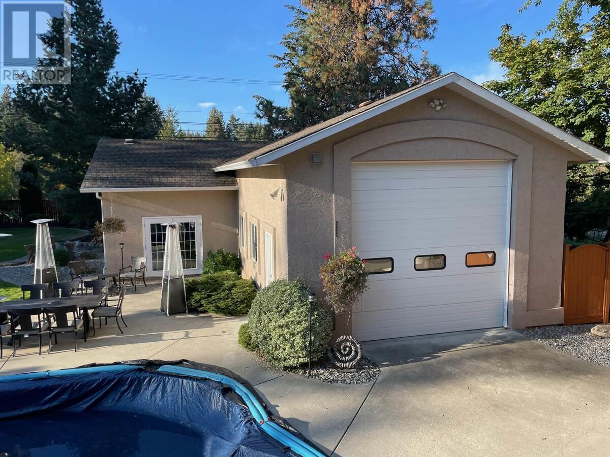 3911 Lakevale Place. Kelowna, British Columbia