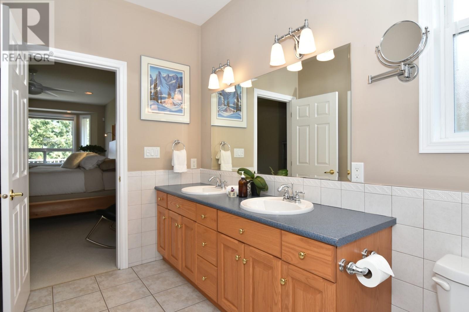 2675 Doebert Road. Blind Bay, British Columbia