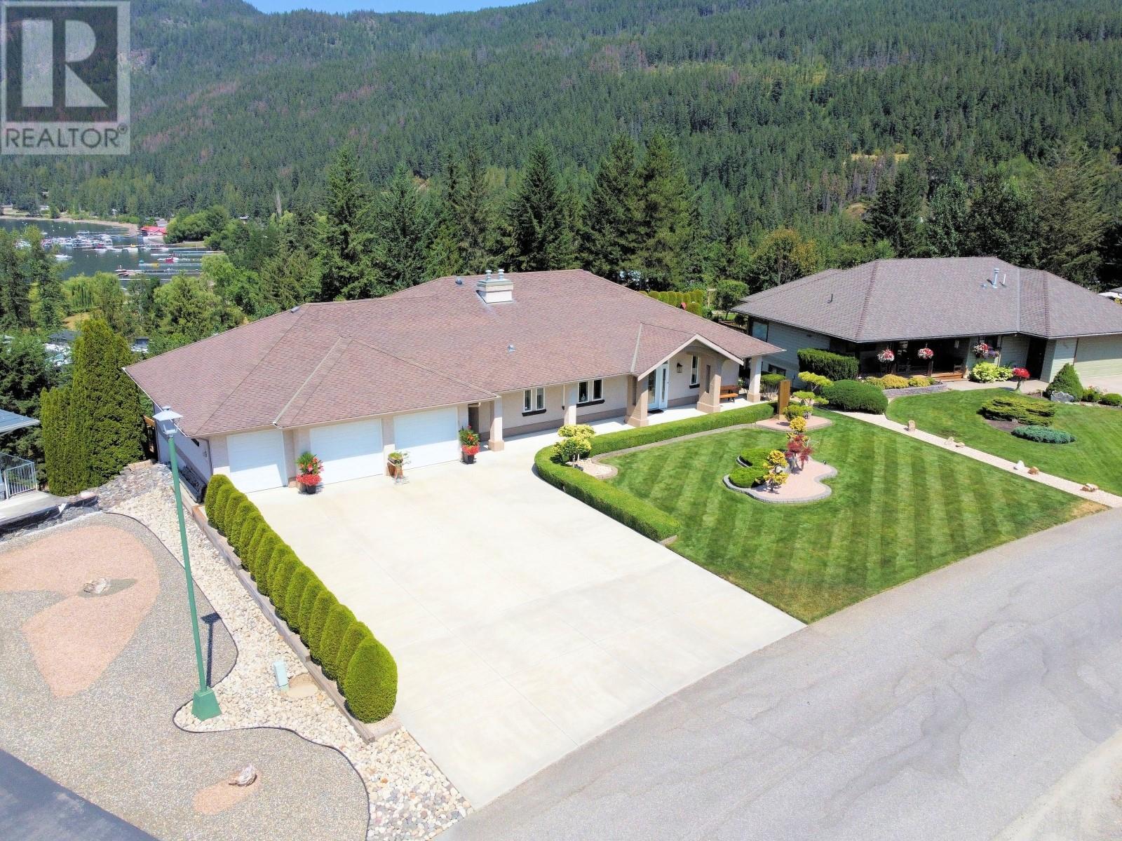 2675 Doebert Road. Blind Bay, British Columbia
