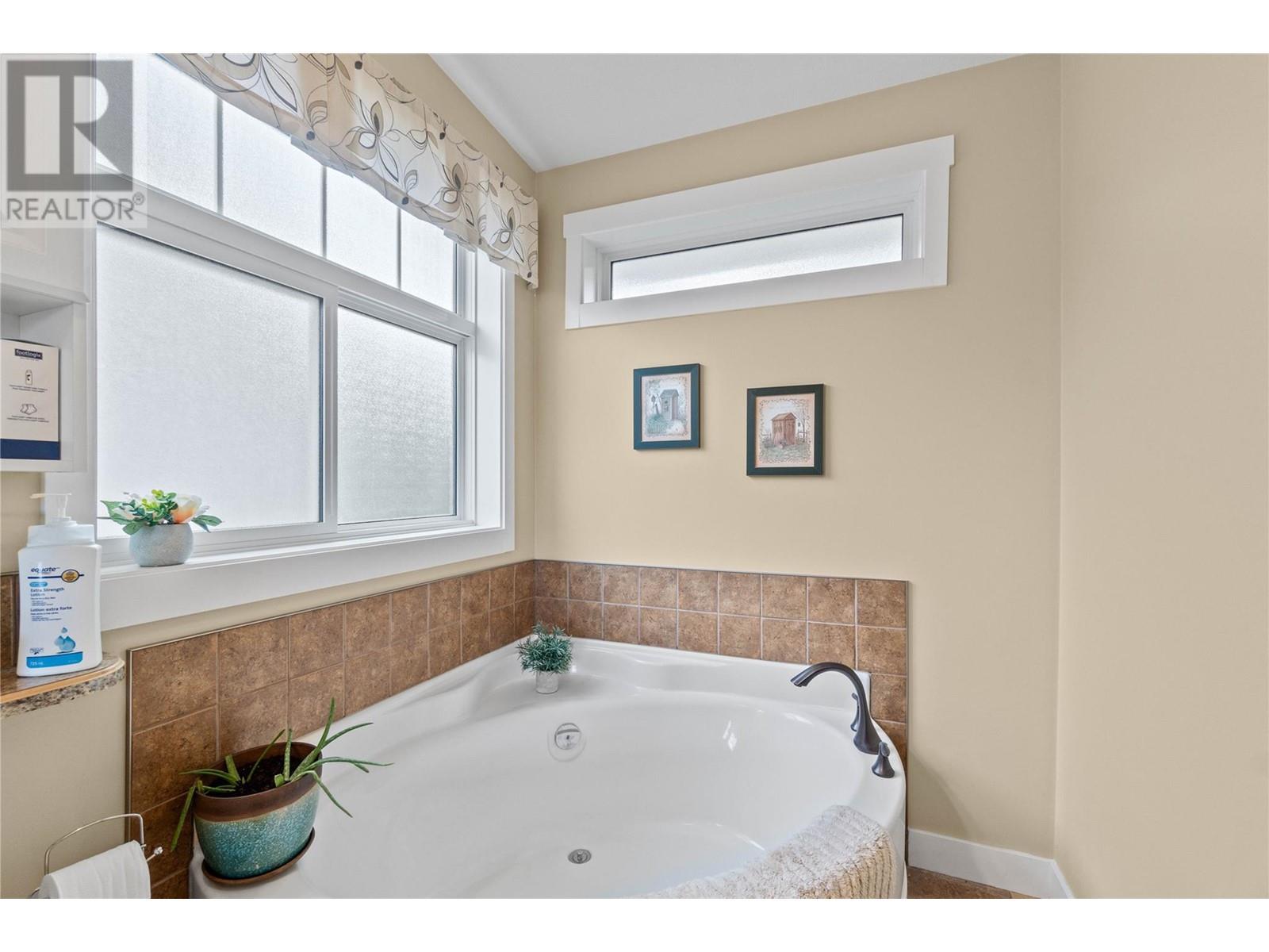 350 & 370 10 Street Se Lot# Lots 3 & 4. Salmon Arm, British Columbia