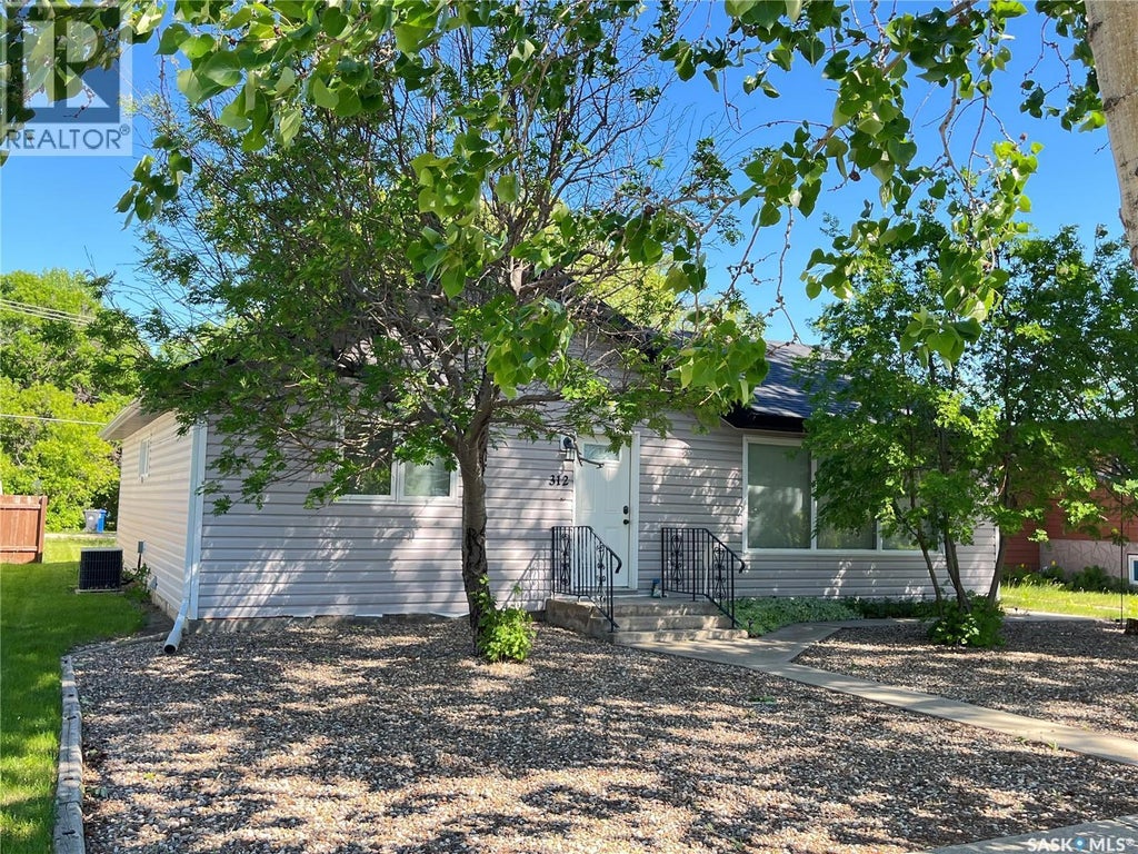 312 Cypress Street, Maple Creek