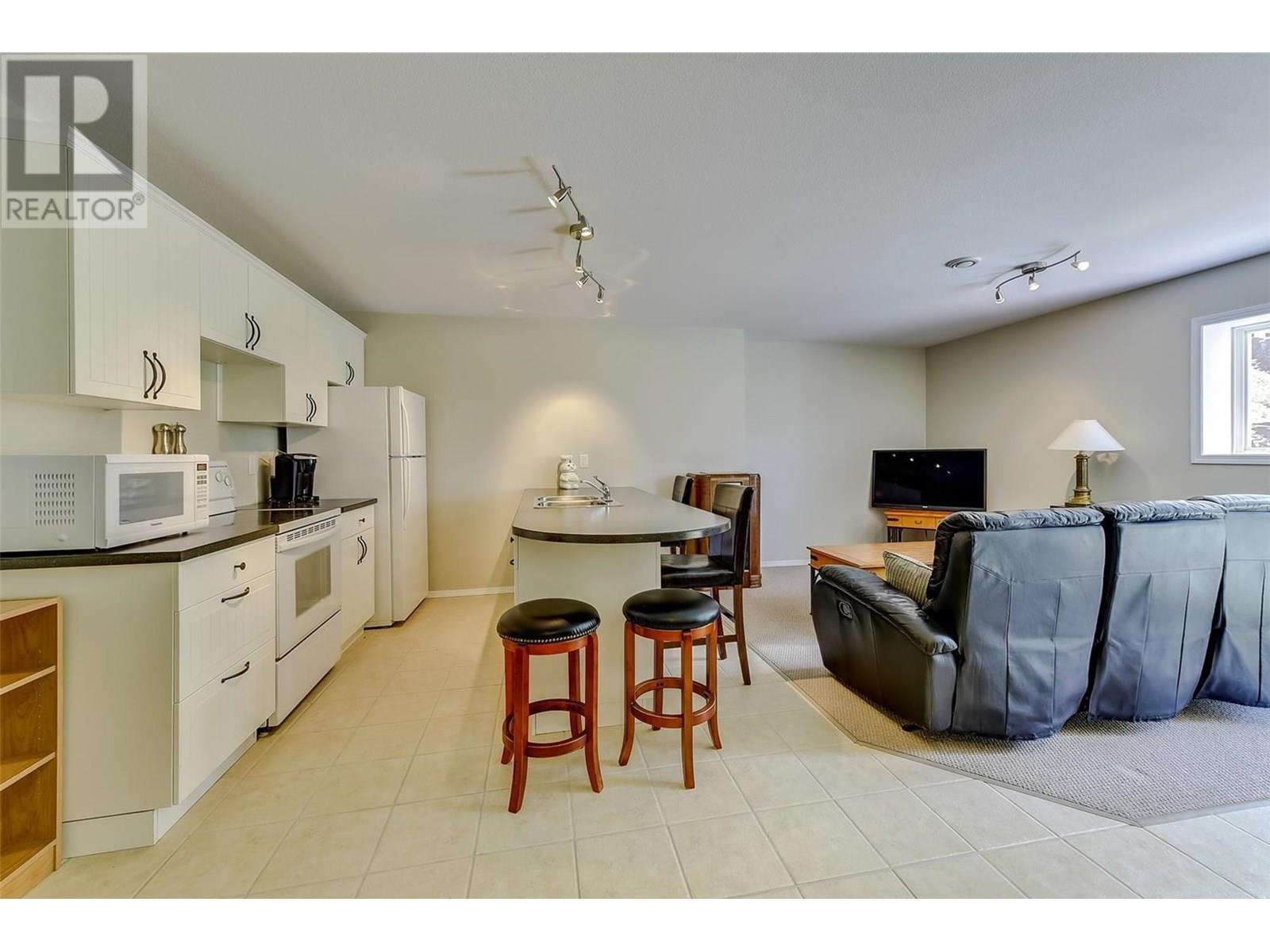 3672 Luxmoore Road. Kelowna, British Columbia