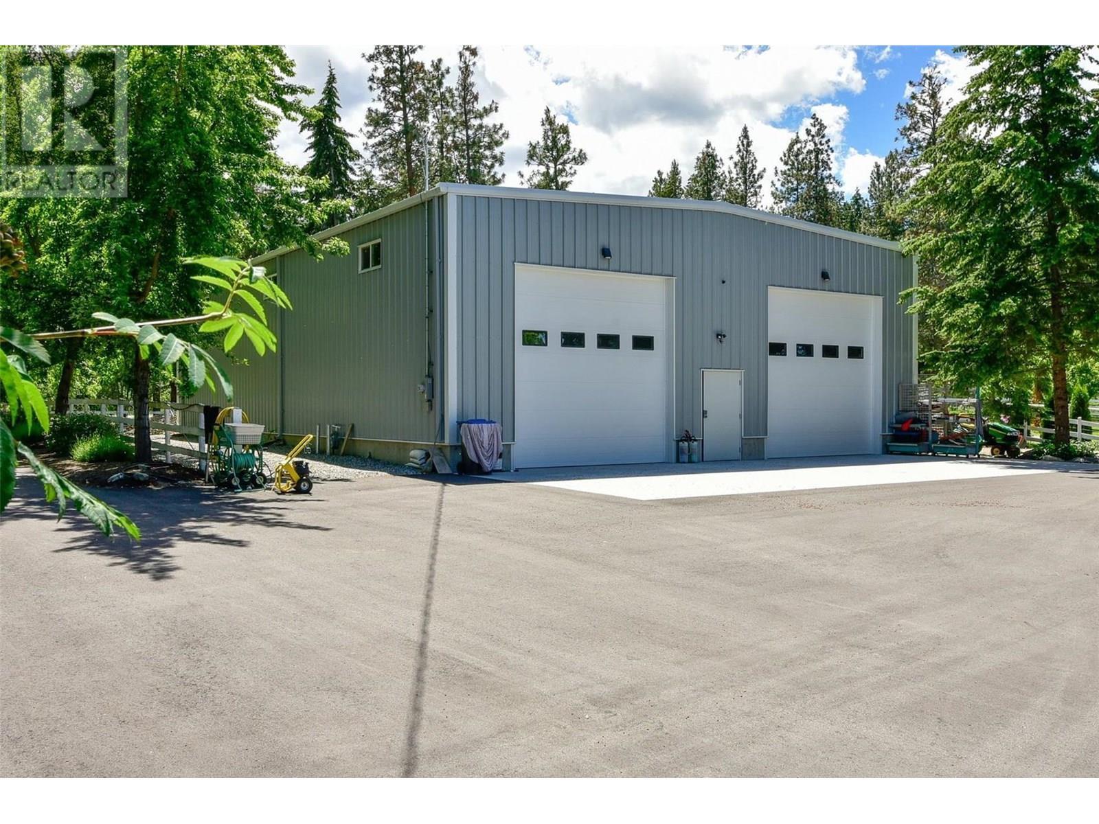 3672 Luxmoore Road. Kelowna, British Columbia