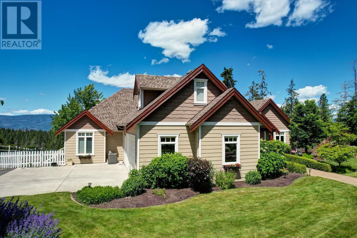 3672 Luxmoore Road. Kelowna, British Columbia