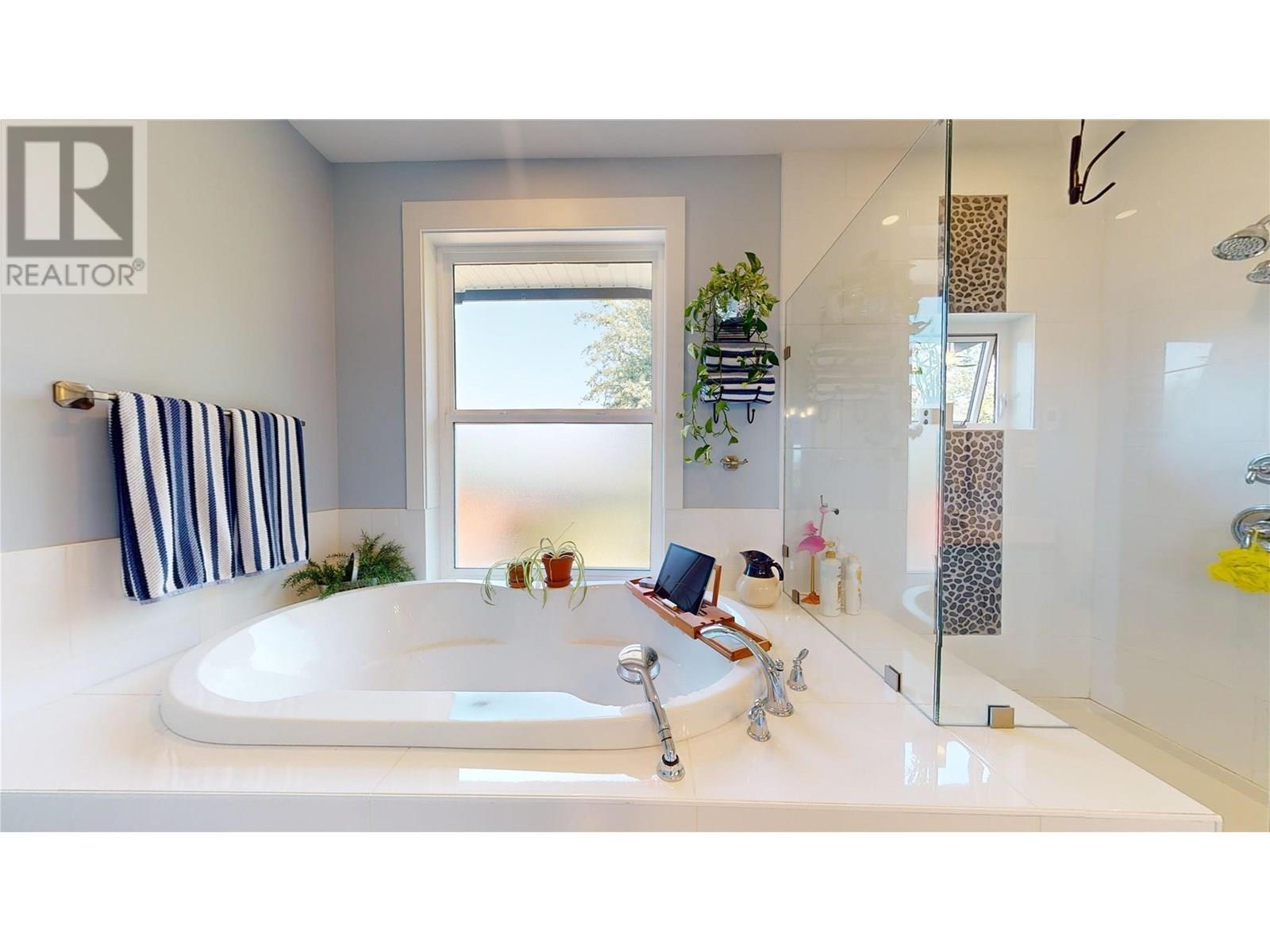 2526 Waverly Drive. Blind Bay, British Columbia