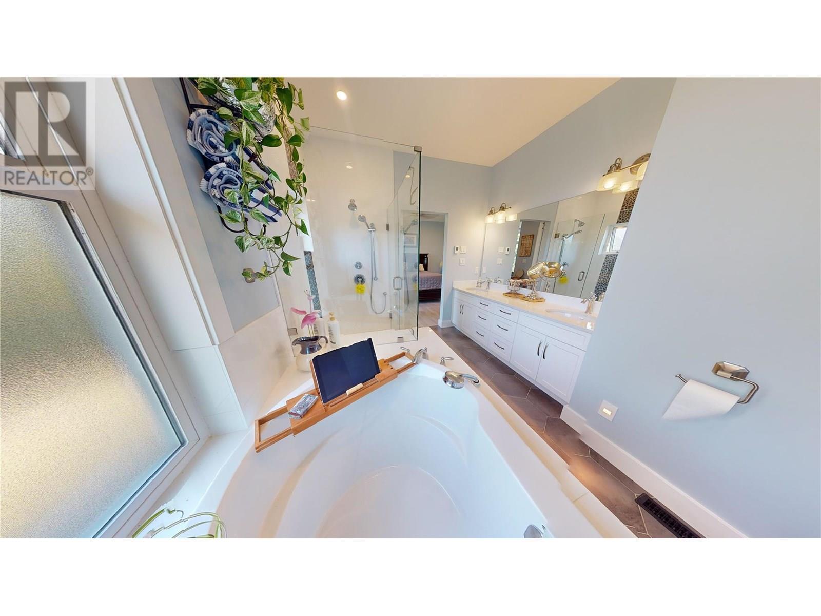 2526 Waverly Drive. Blind Bay, British Columbia