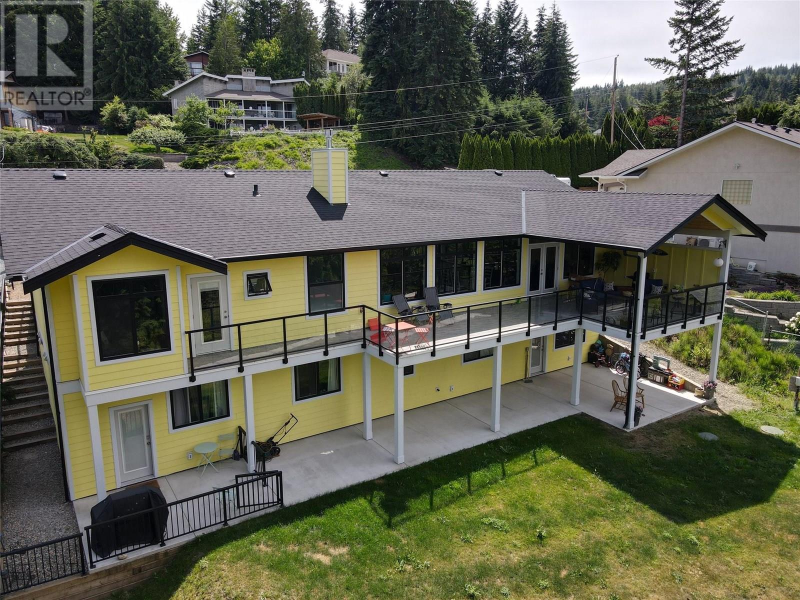 2526 Waverly Drive. Blind Bay, British Columbia