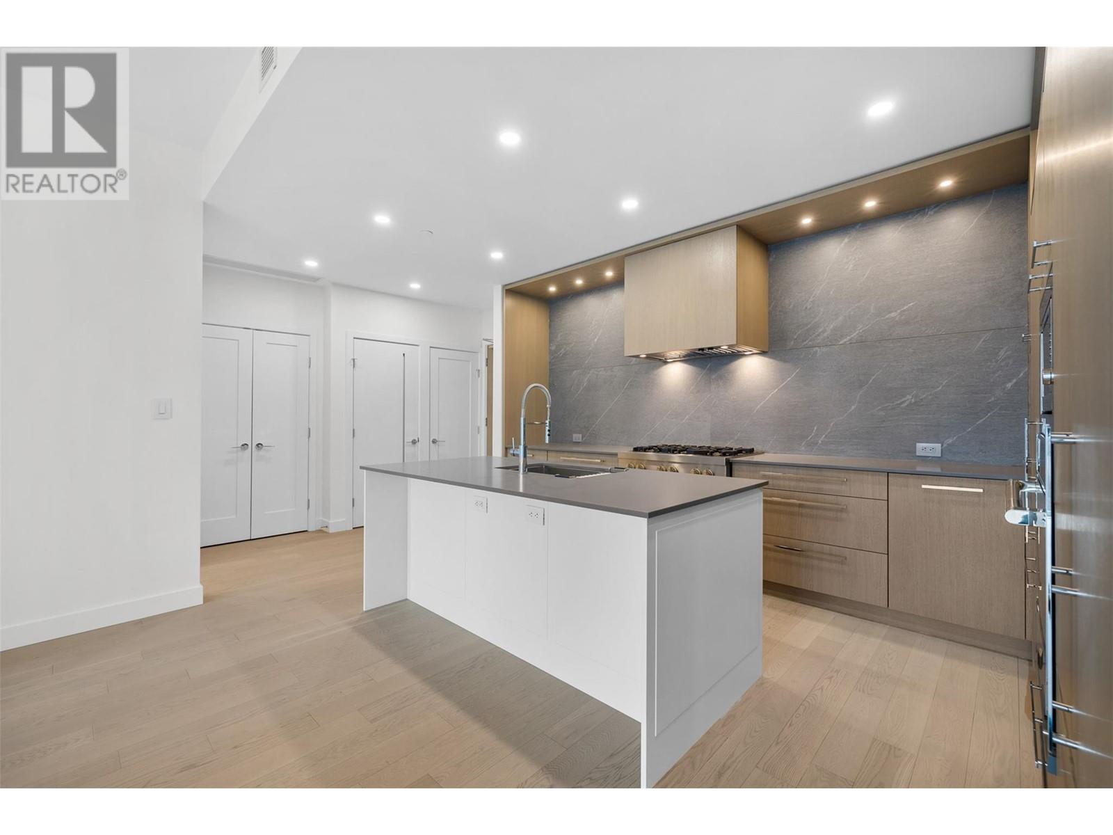 3389 Lakeshore Road Unit# 403. Kelowna, British Columbia