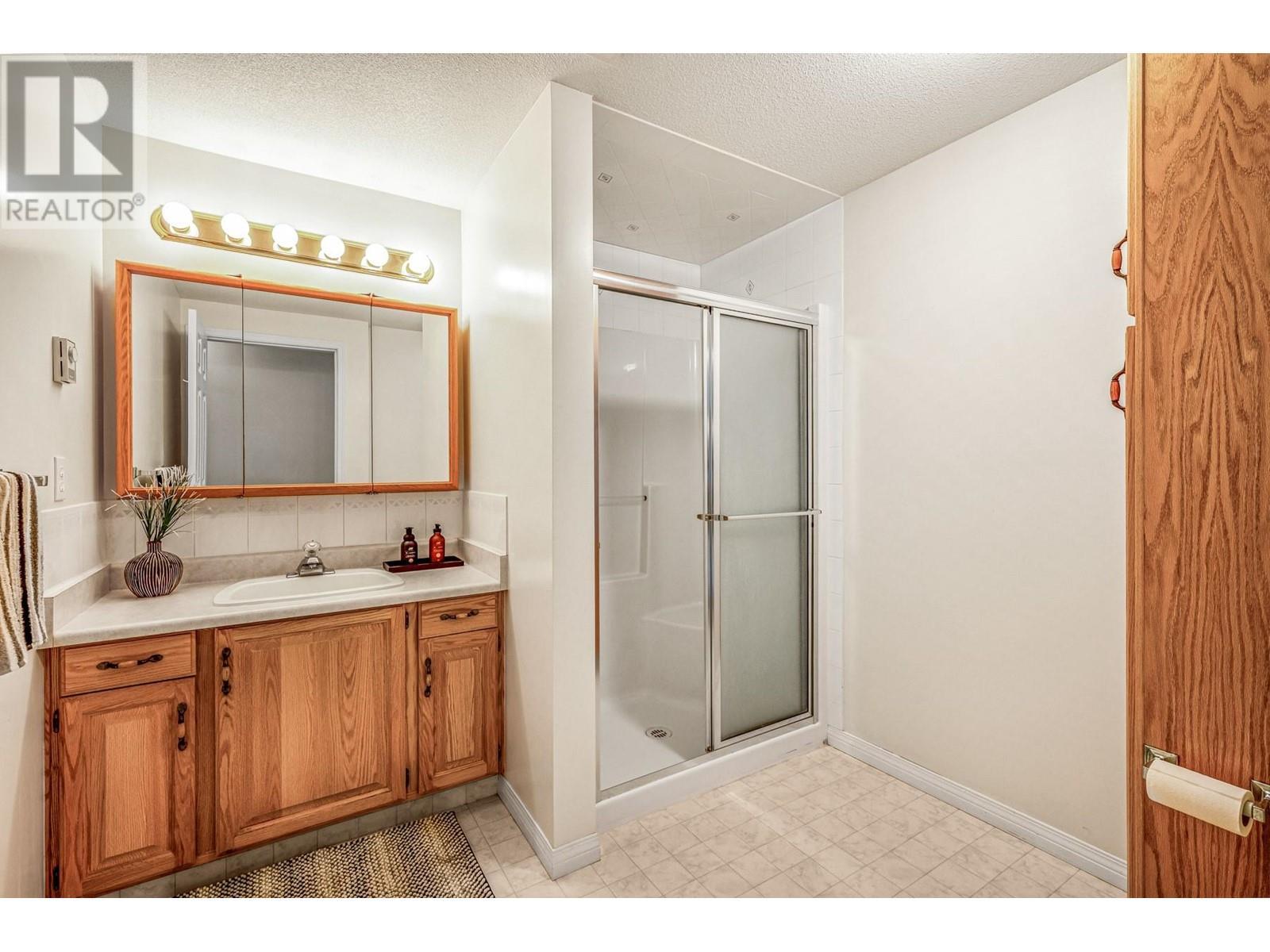 1055 Lawrence Avenue Unit# 102. Kelowna, British Columbia