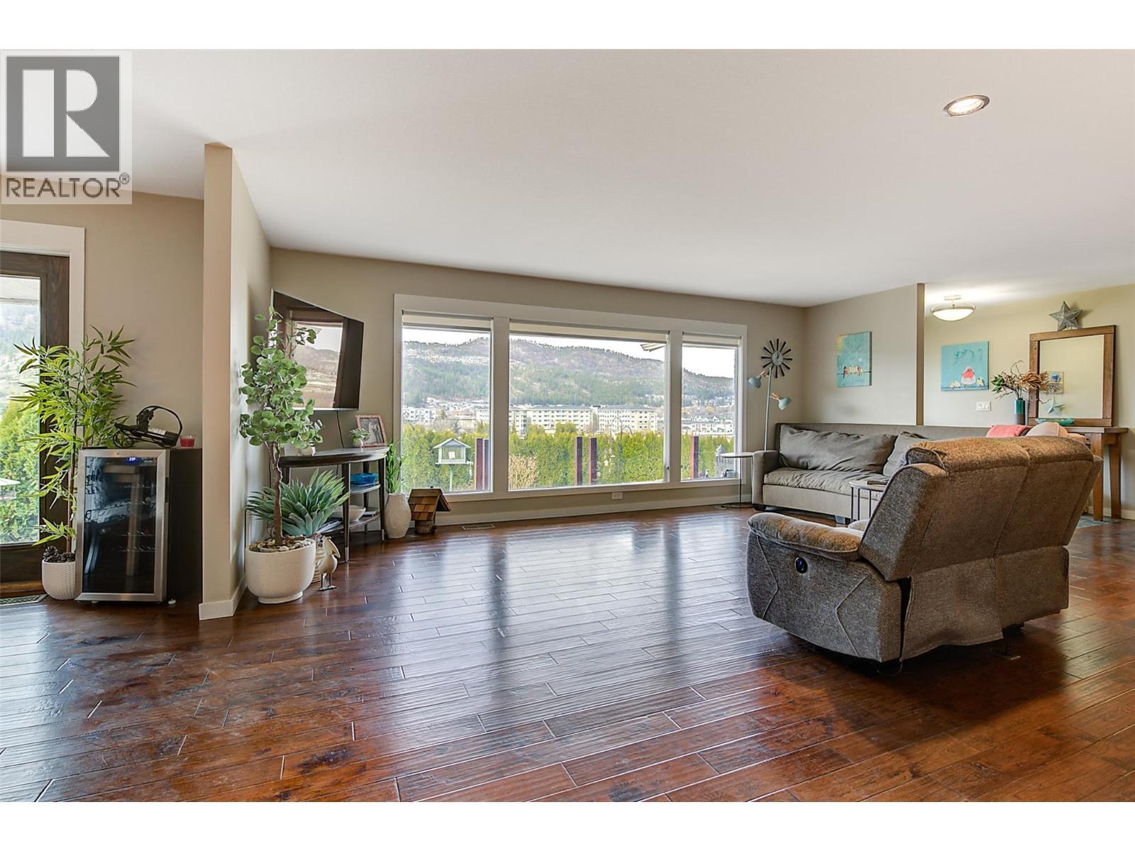 371 Valley Road Unit# 1-3. Kelowna, British Columbia