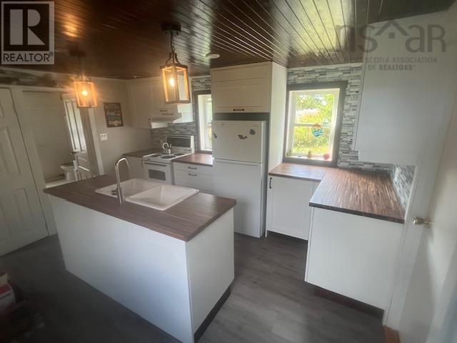 1095 New Harbour Lundy Road, Larry's River