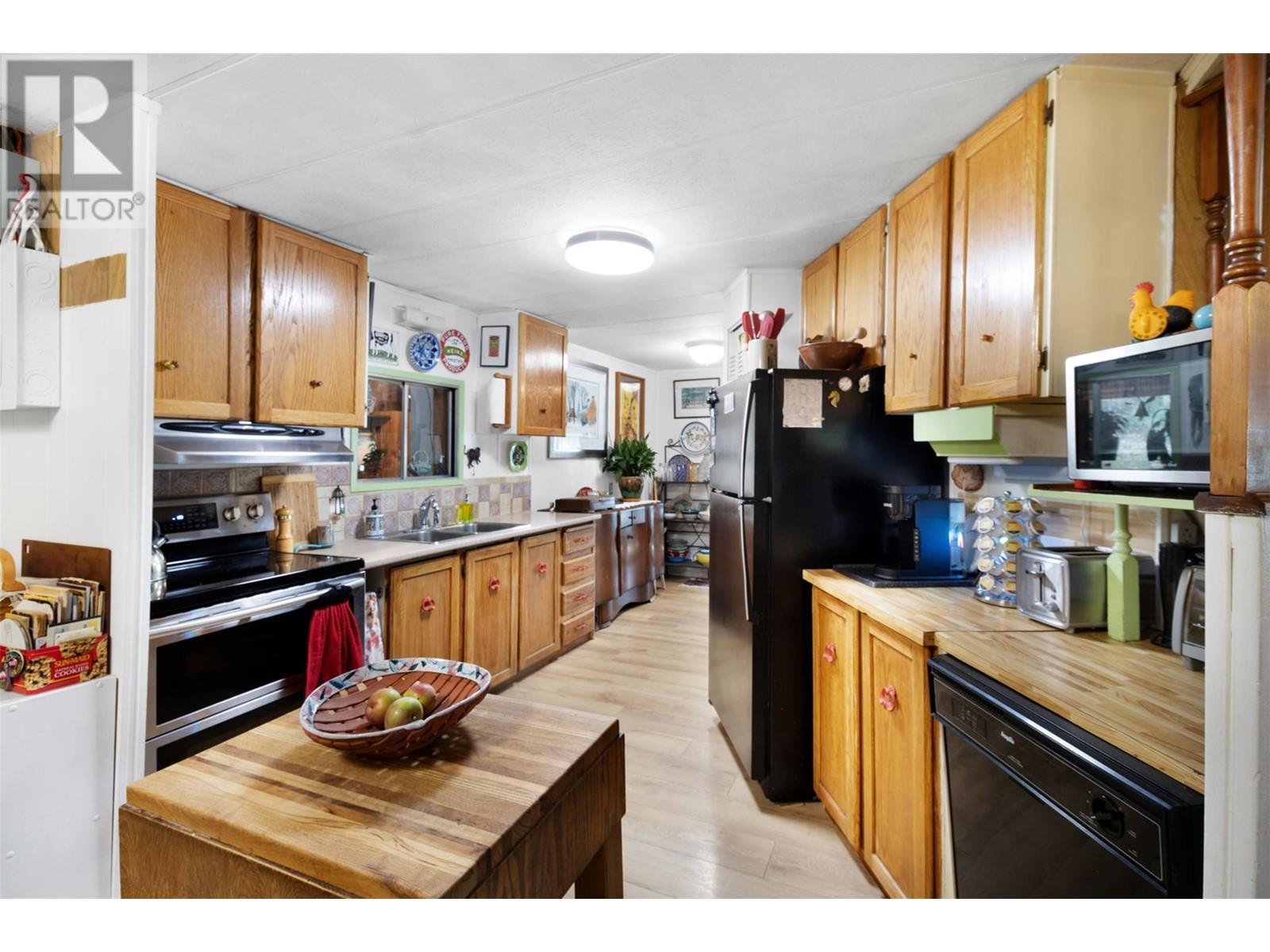 3096 Lindberg Road. Sorrento, British Columbia