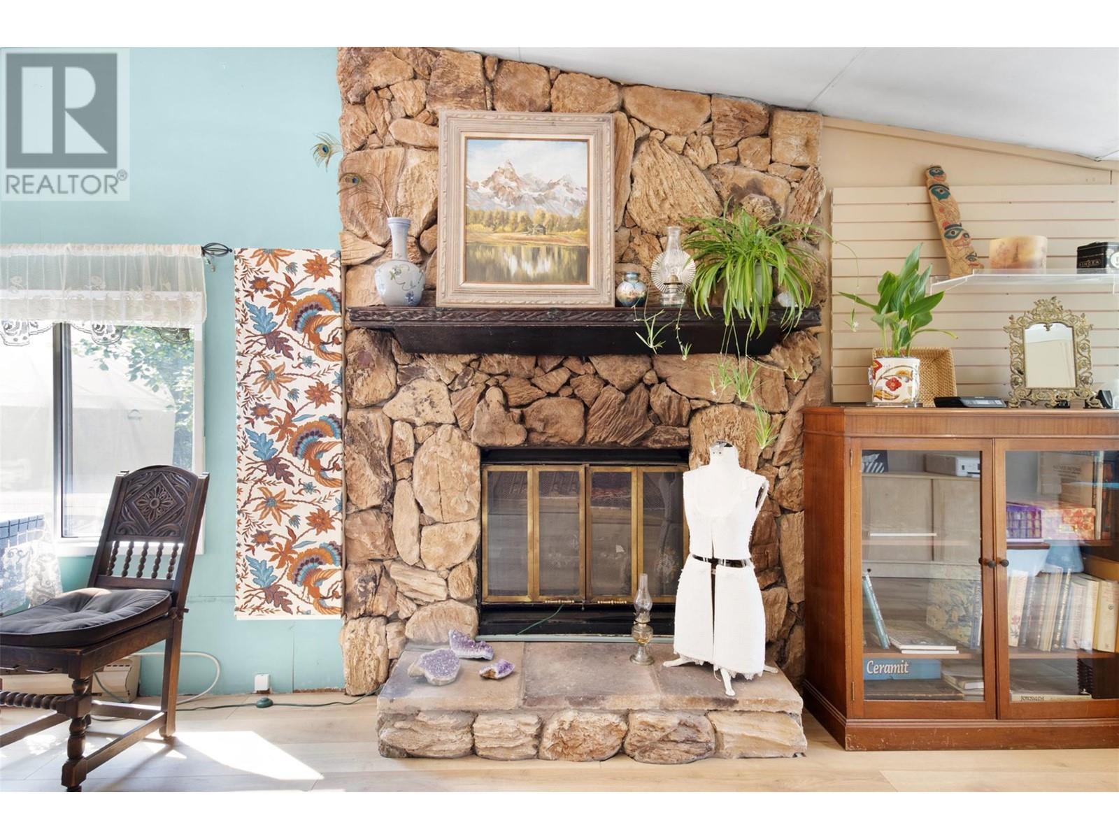 3096 Lindberg Road. Sorrento, British Columbia