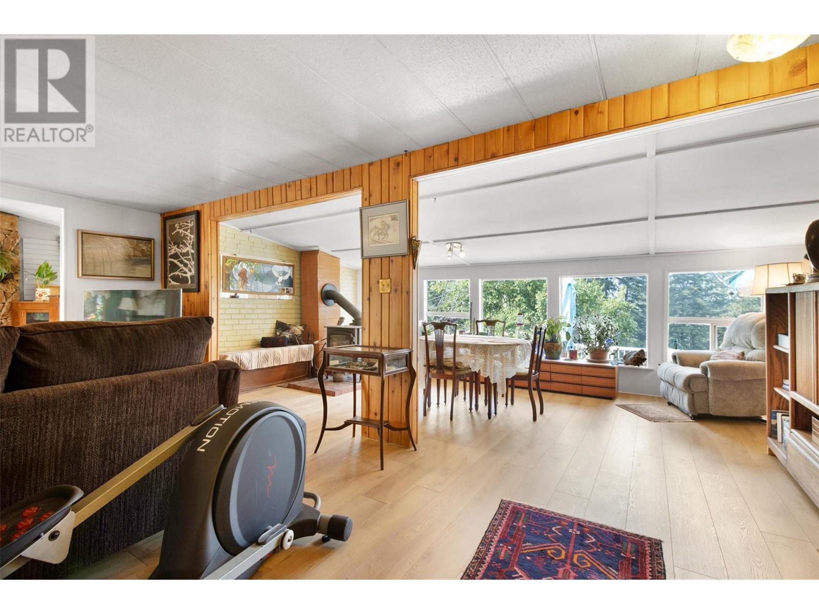 3096 Lindberg Road. Sorrento, British Columbia