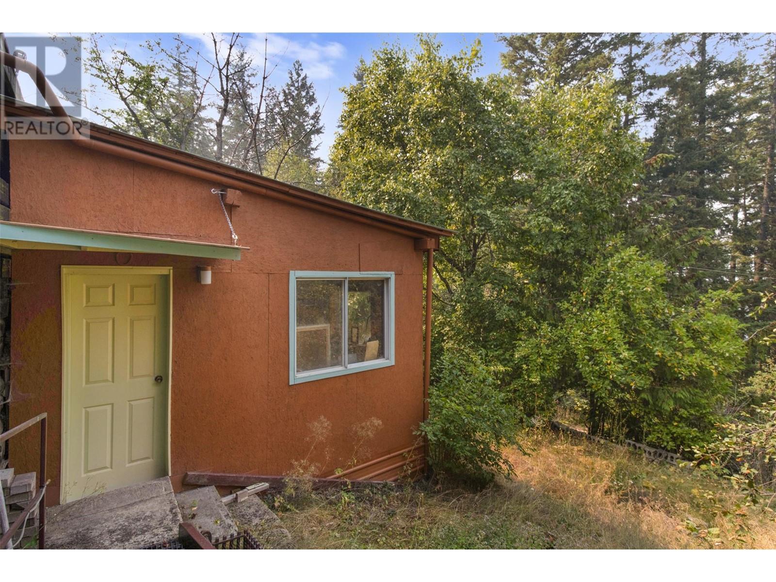 3096 Lindberg Road. Sorrento, British Columbia