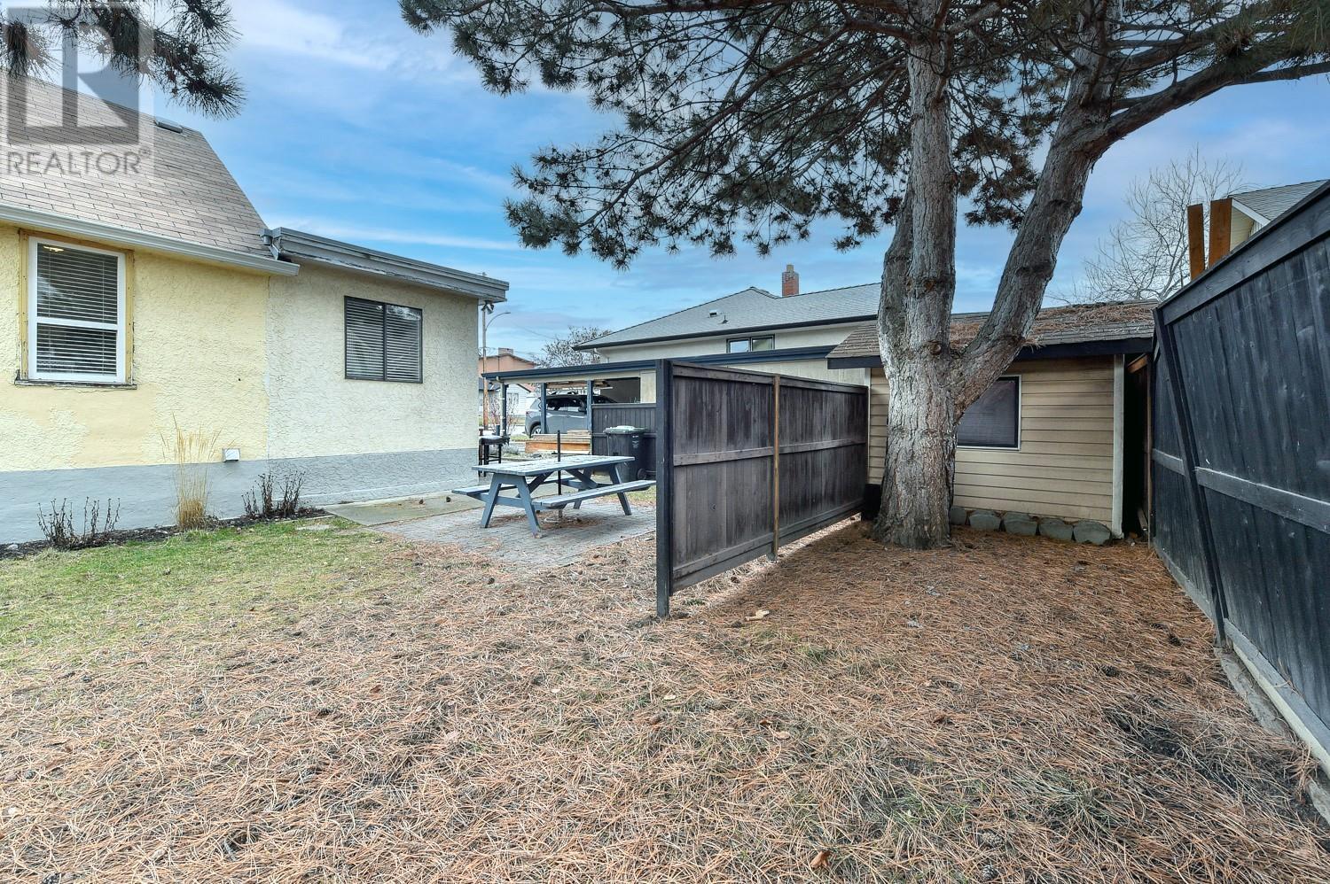 795 Elliot Avenue. Kelowna, British Columbia