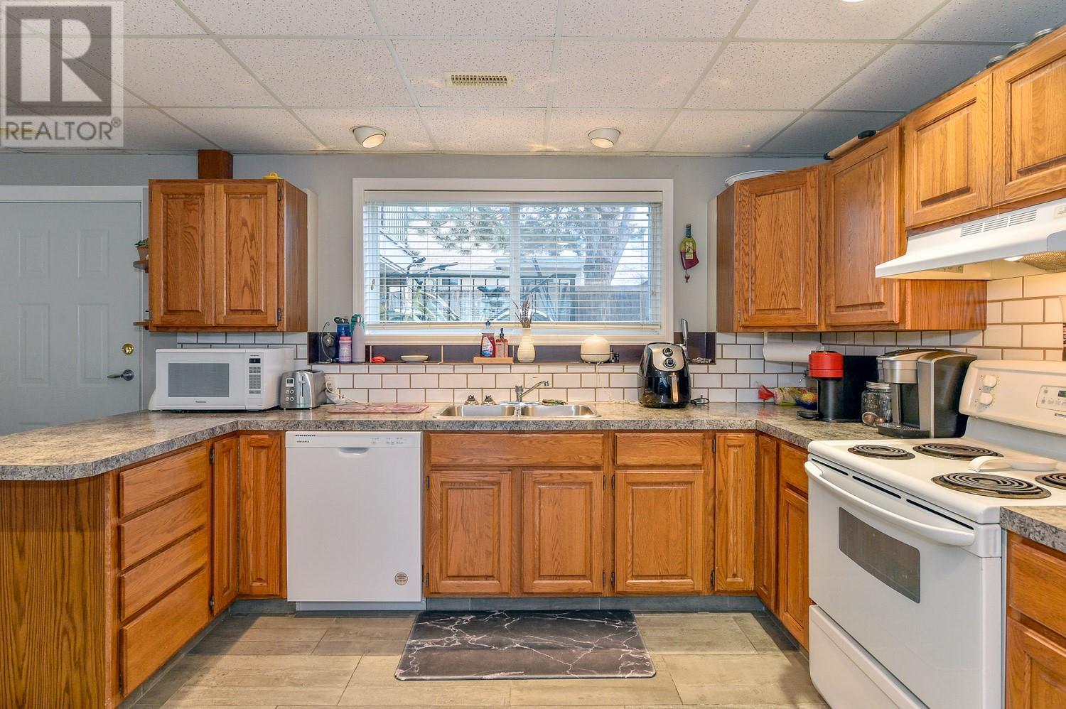 795 Elliot Avenue. Kelowna, British Columbia