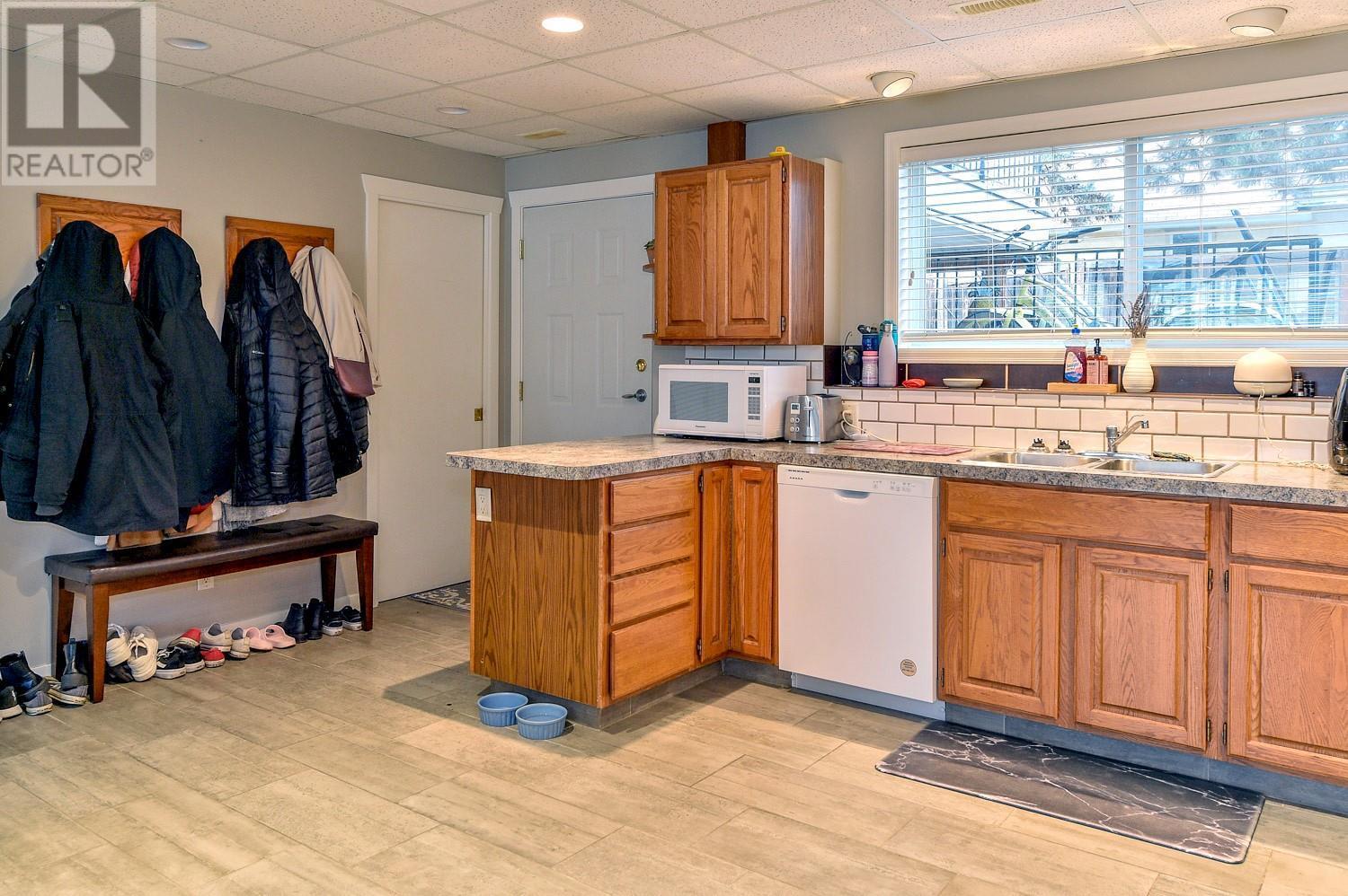 795 Elliot Avenue. Kelowna, British Columbia