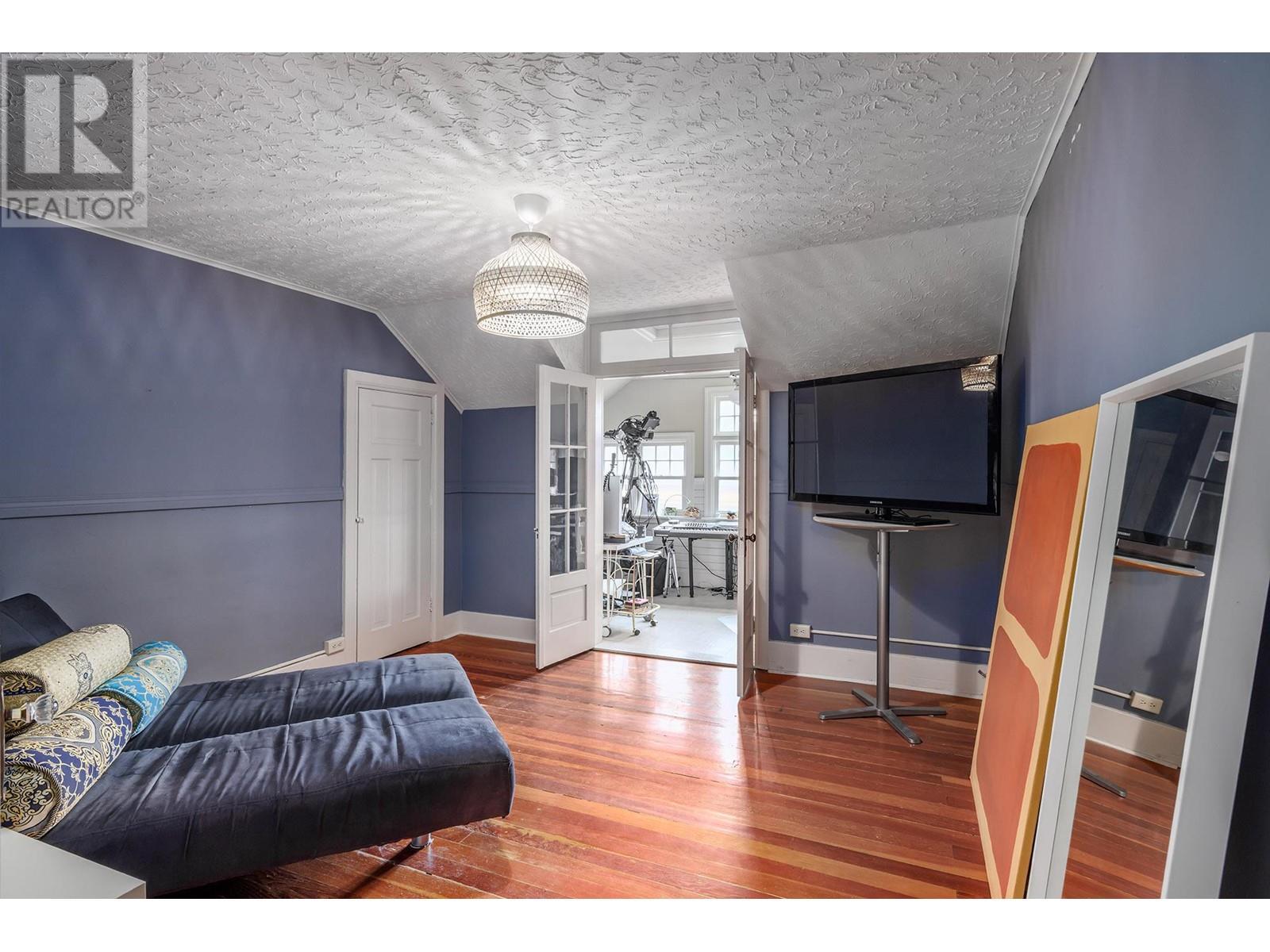 1537 Lakeview Street. Kelowna, British Columbia