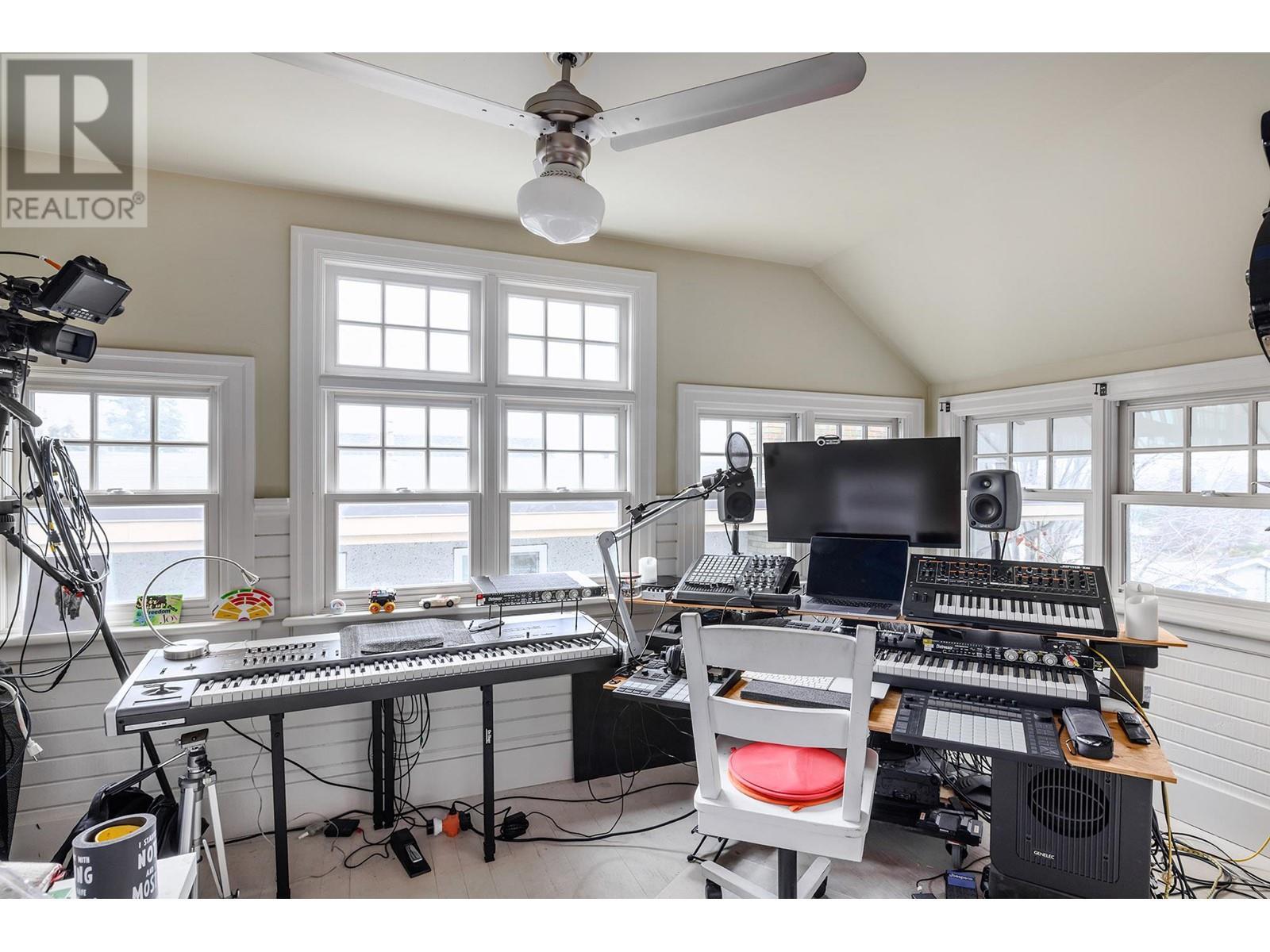 1537 Lakeview Street. Kelowna, British Columbia