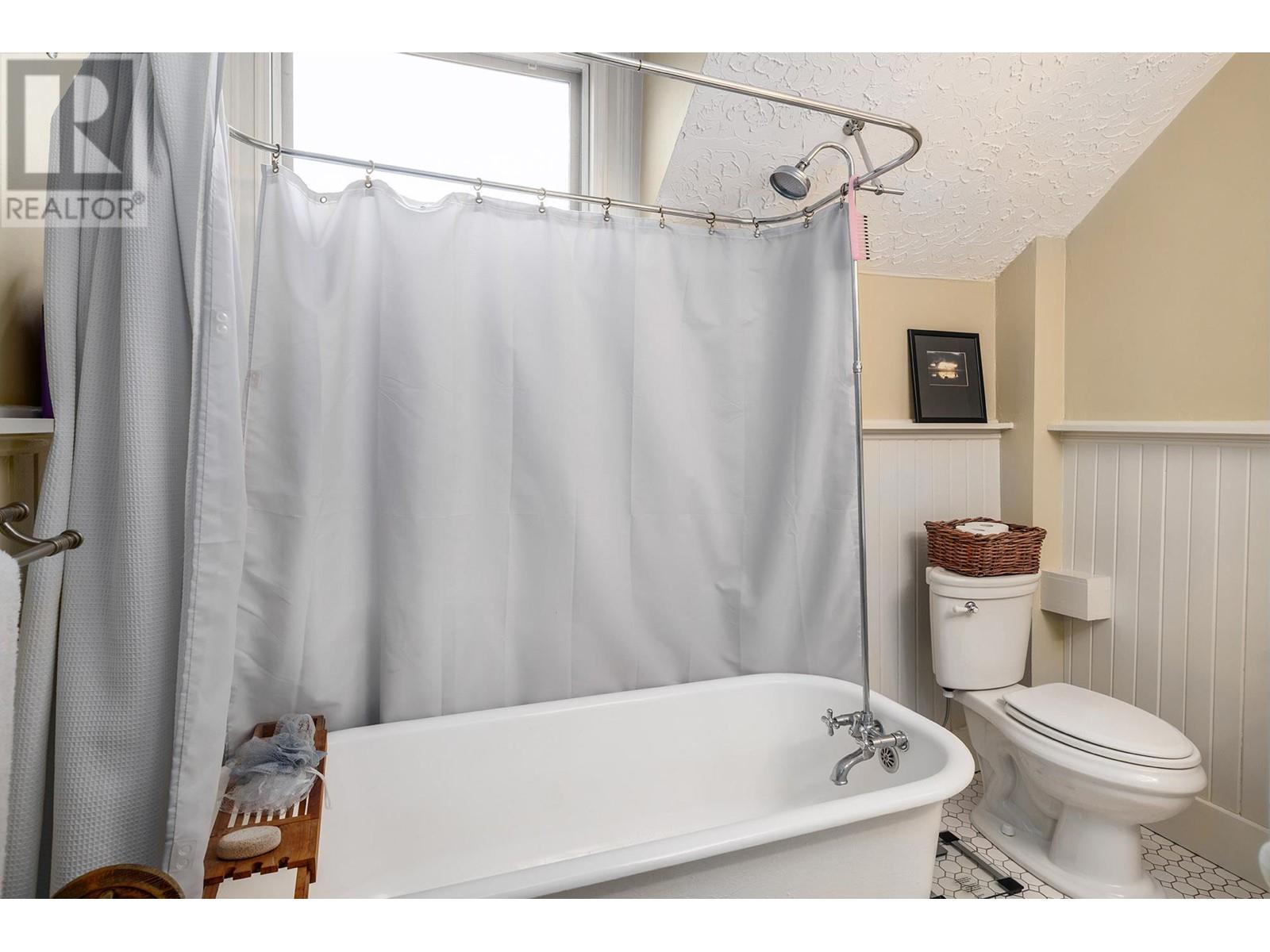 1537 Lakeview Street. Kelowna, British Columbia