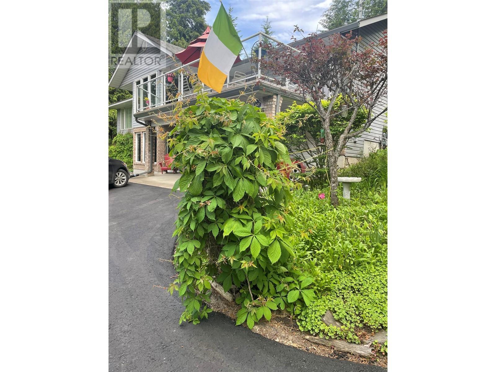 2504 Forest Drive. Blind Bay, British Columbia