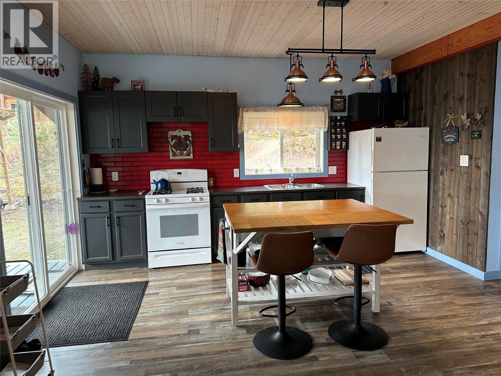 8800 Seymour Arm Main Road Unit# 21. Seymour Arm, British Columbia