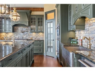 6166 Seymoure Avenue. Peachland, British Columbia