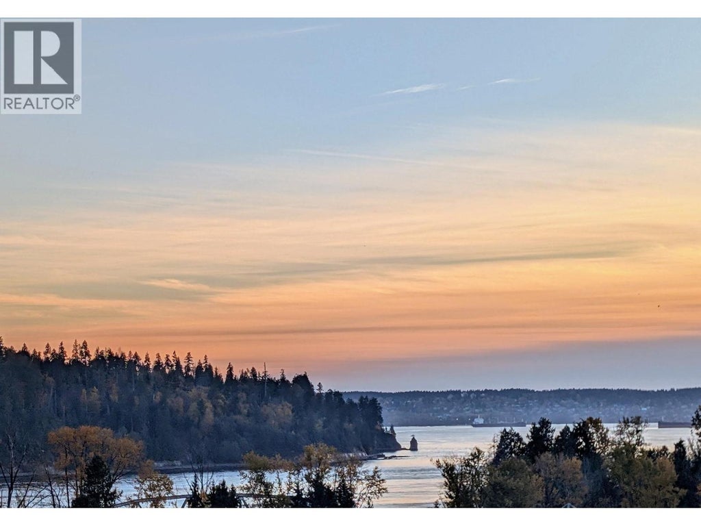 14e 328 Taylor Way, West Vancouver