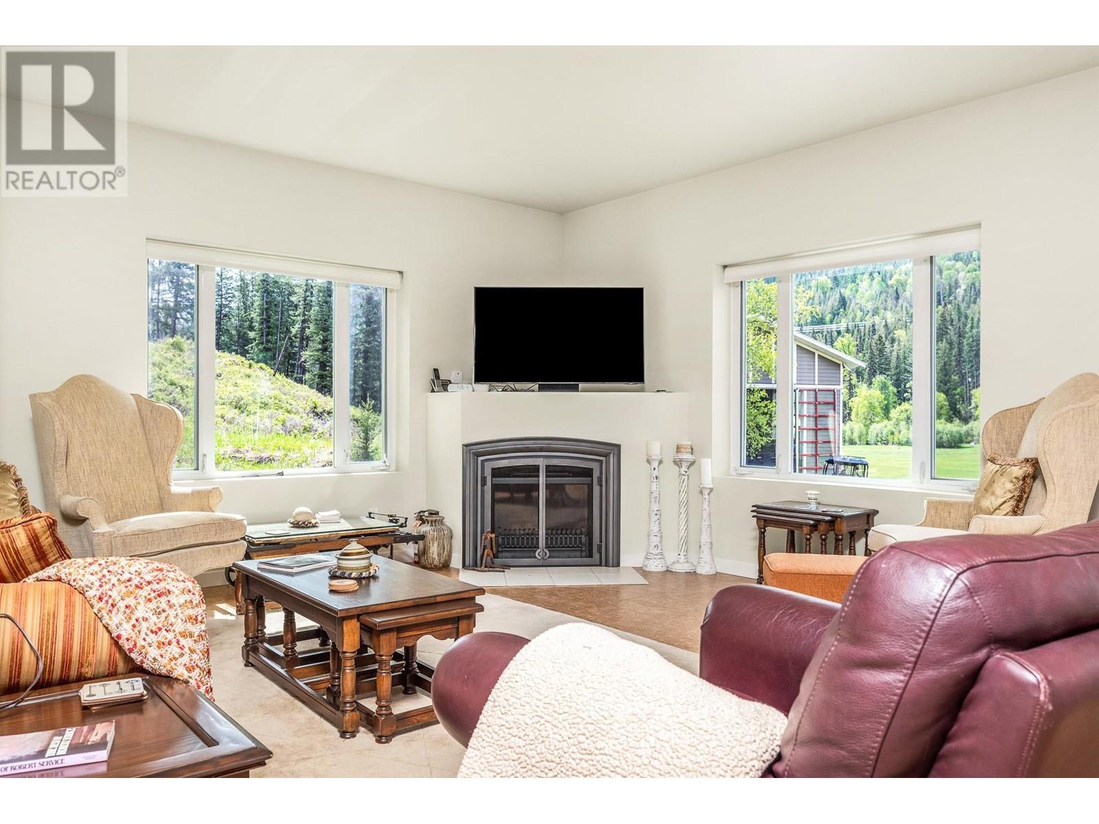 4 Hollingsworth Road. Cherryville, British Columbia