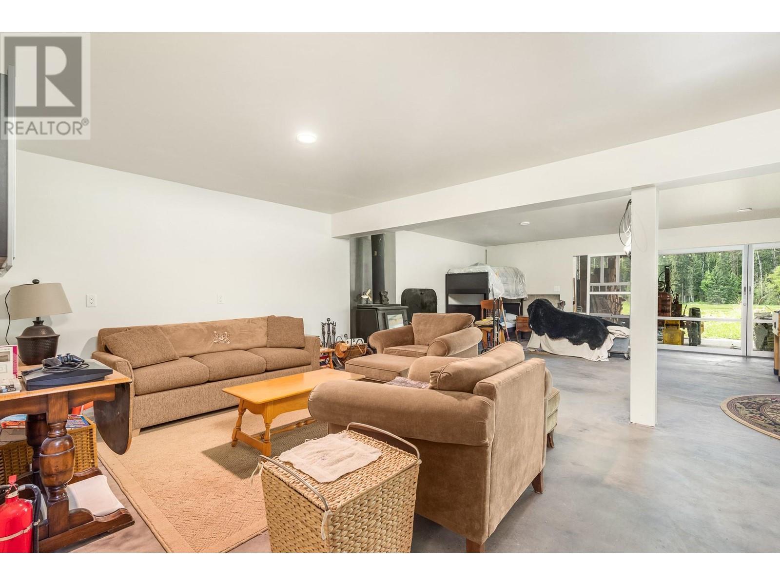 4 Hollingsworth Road. Cherryville, British Columbia