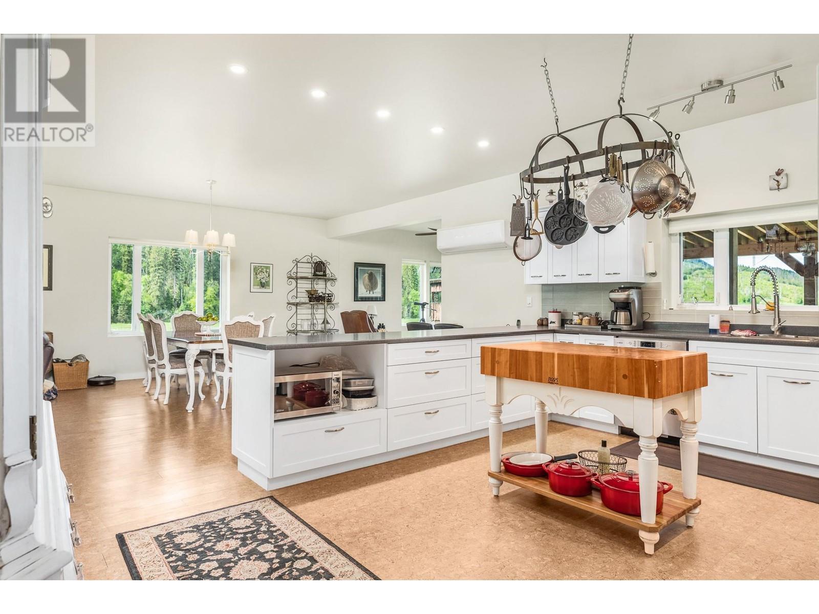 4 Hollingsworth Road. Cherryville, British Columbia