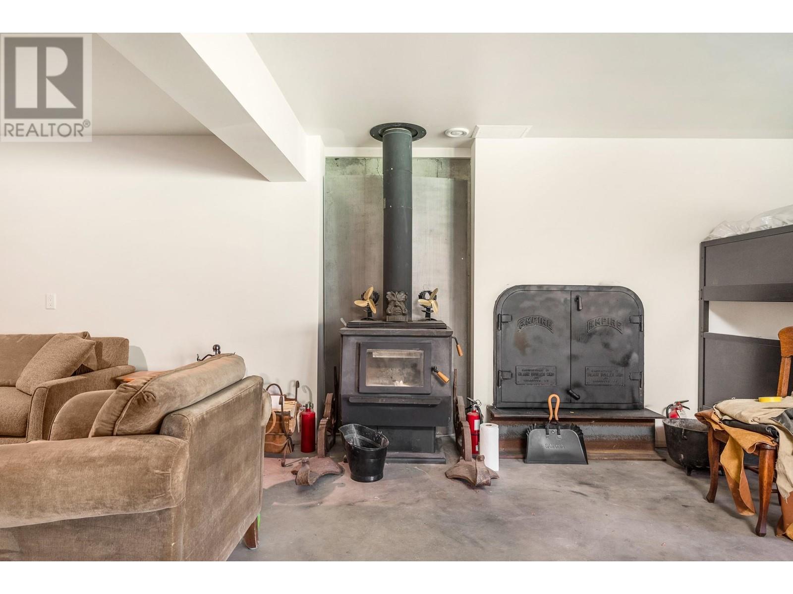 4 Hollingsworth Road. Cherryville, British Columbia