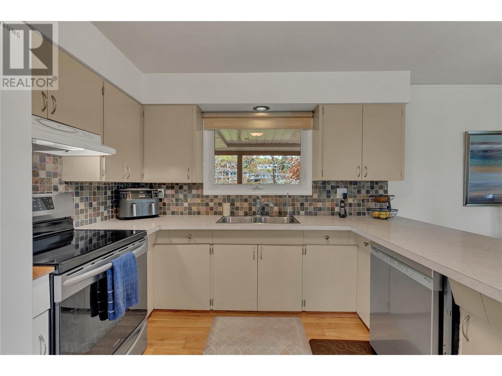 6528 Lipsett Crescent. Summerland, British Columbia