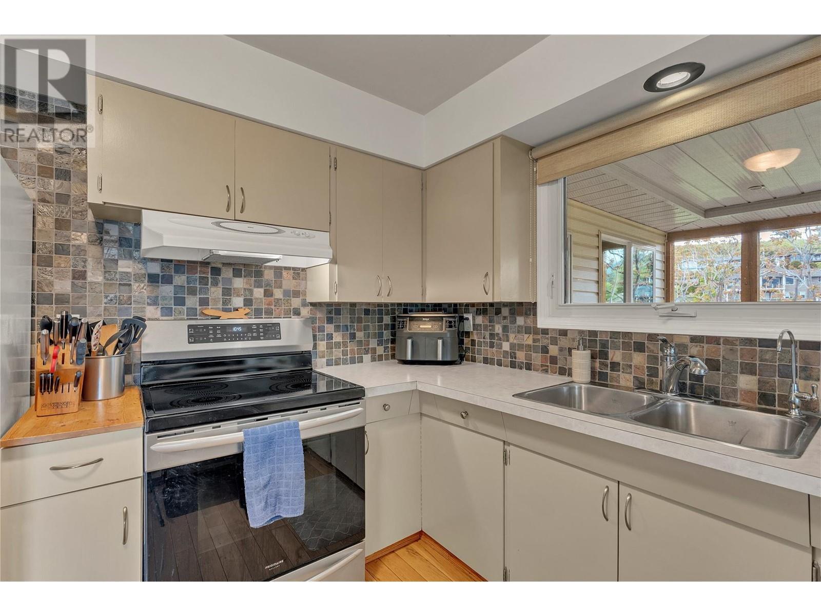 6528 Lipsett Crescent. Summerland, British Columbia
