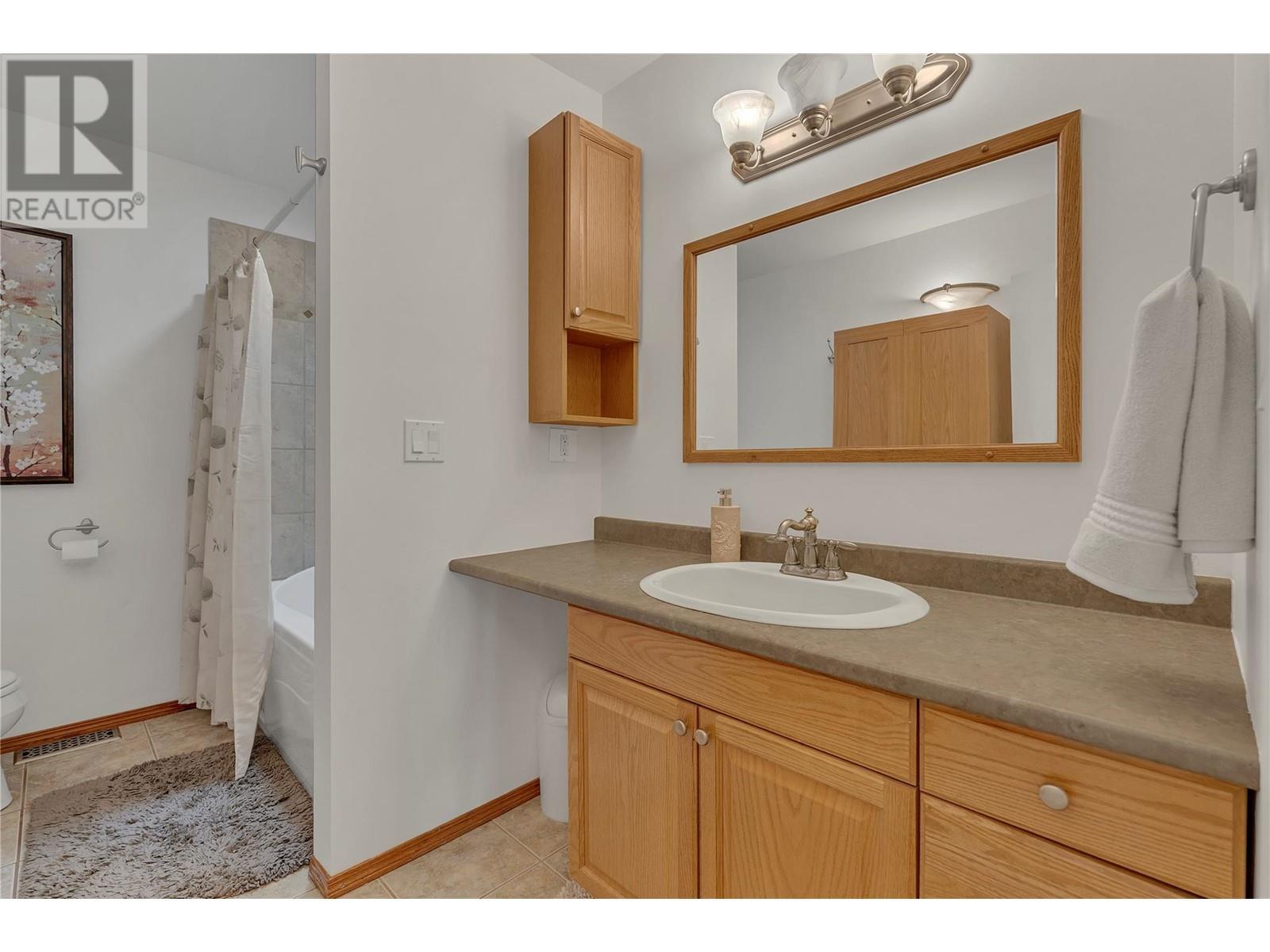 6528 Lipsett Crescent. Summerland, British Columbia