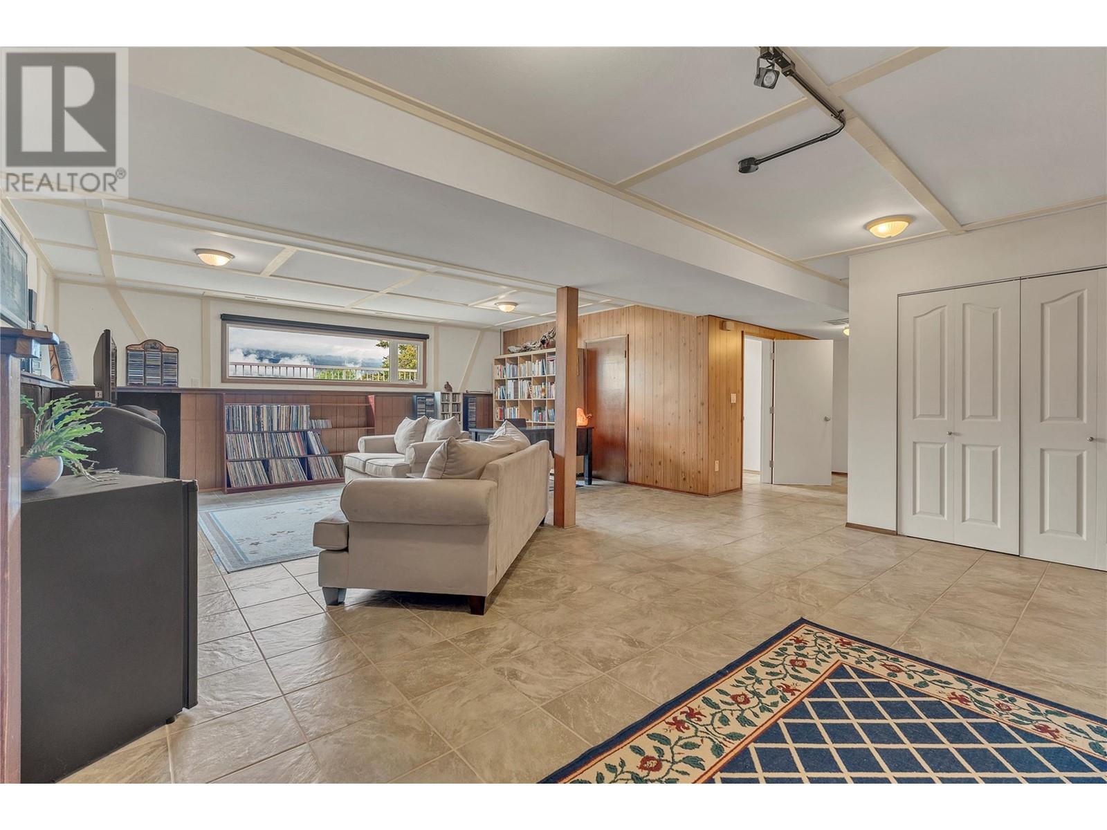 6528 Lipsett Crescent. Summerland, British Columbia