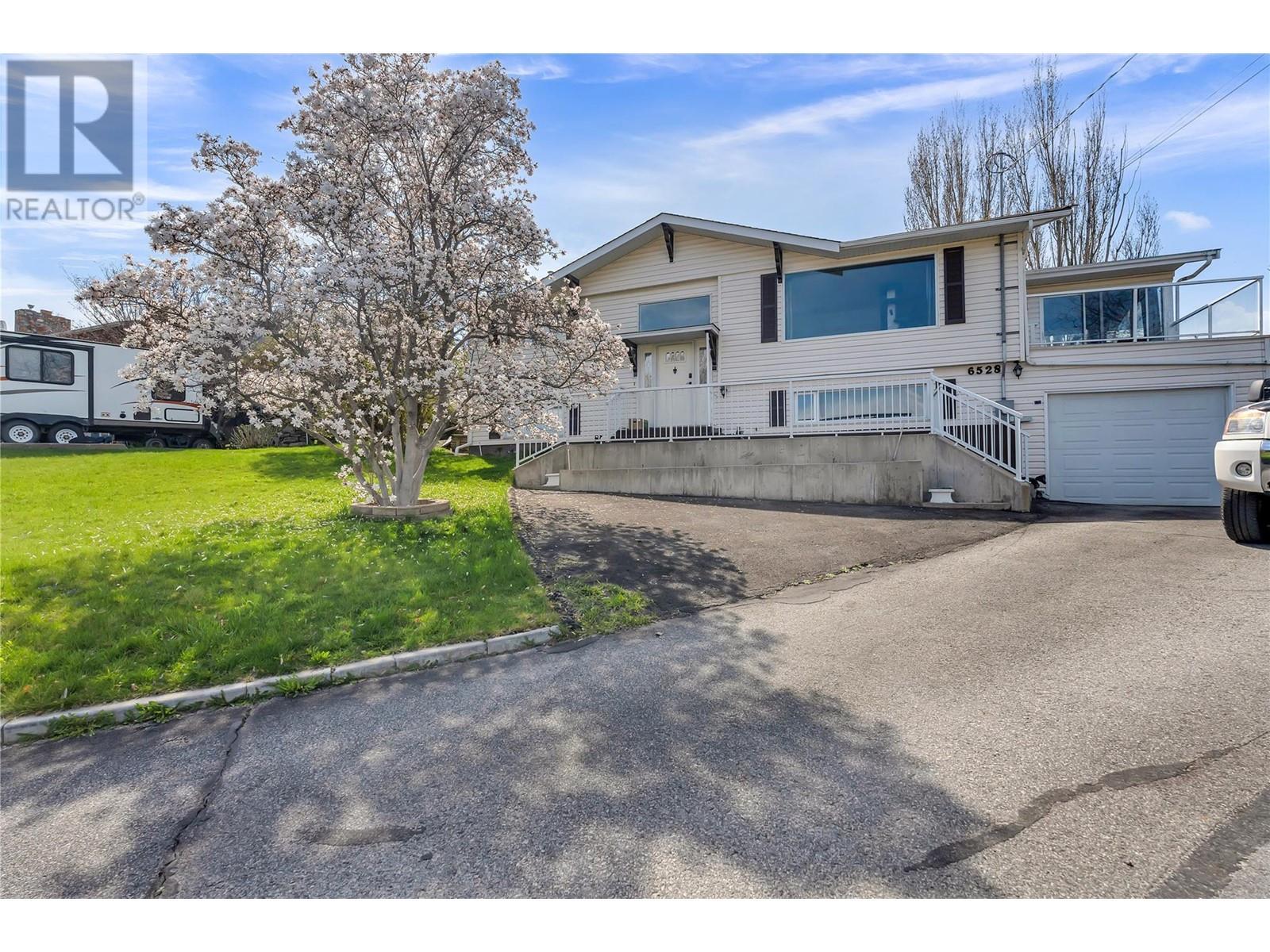 6528 Lipsett Crescent. Summerland, British Columbia