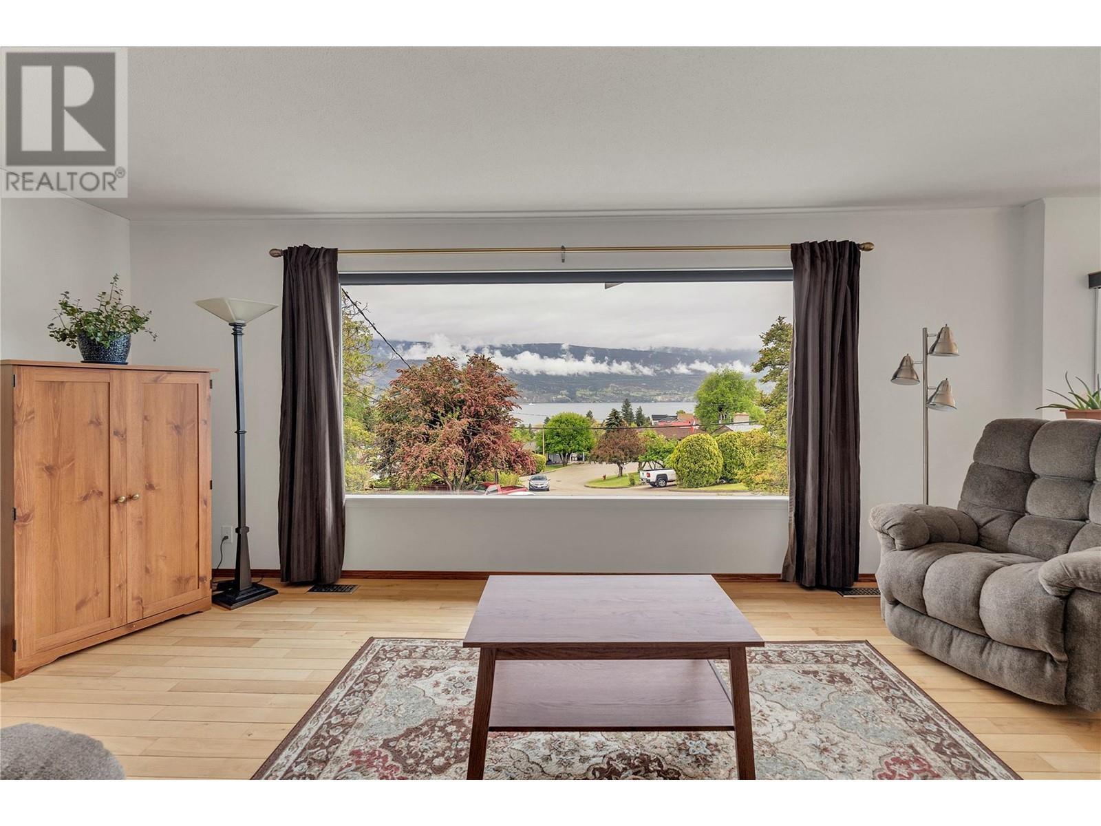 6528 Lipsett Crescent. Summerland, British Columbia